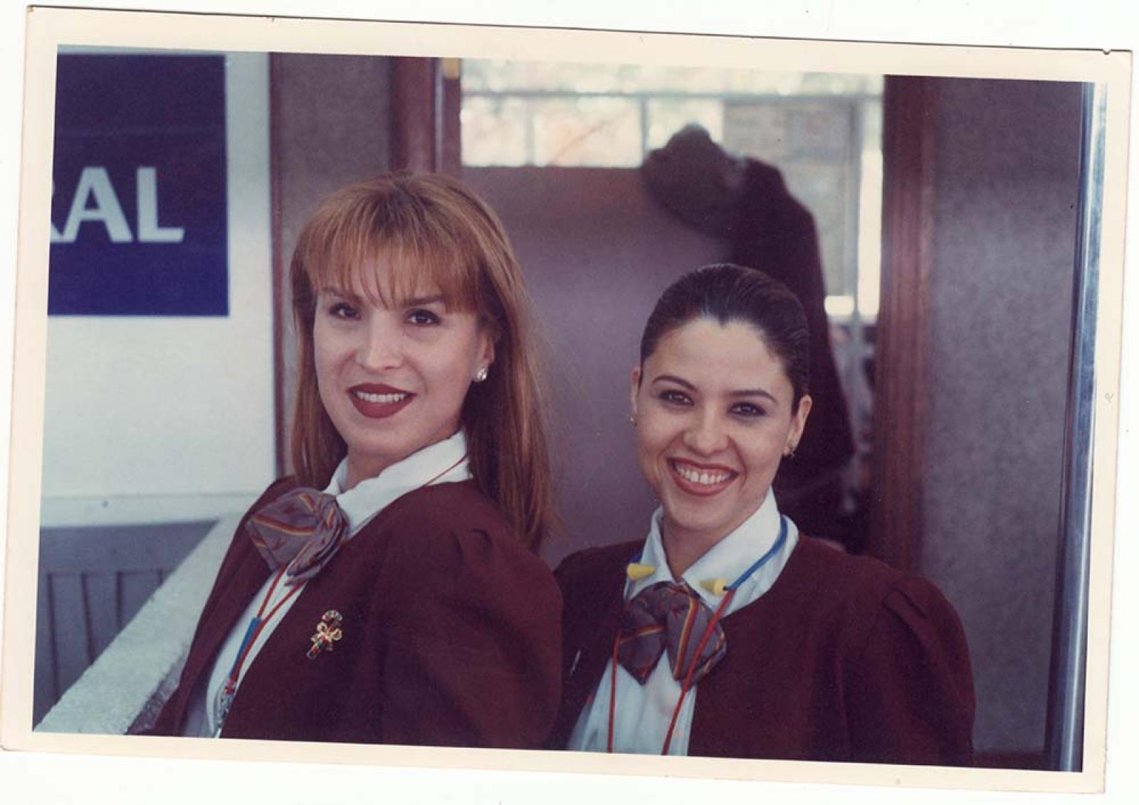 “Mayra y Marilú”, azafatas.