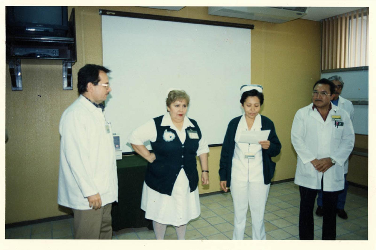 Médico y enfermeras, retrato de grupo.