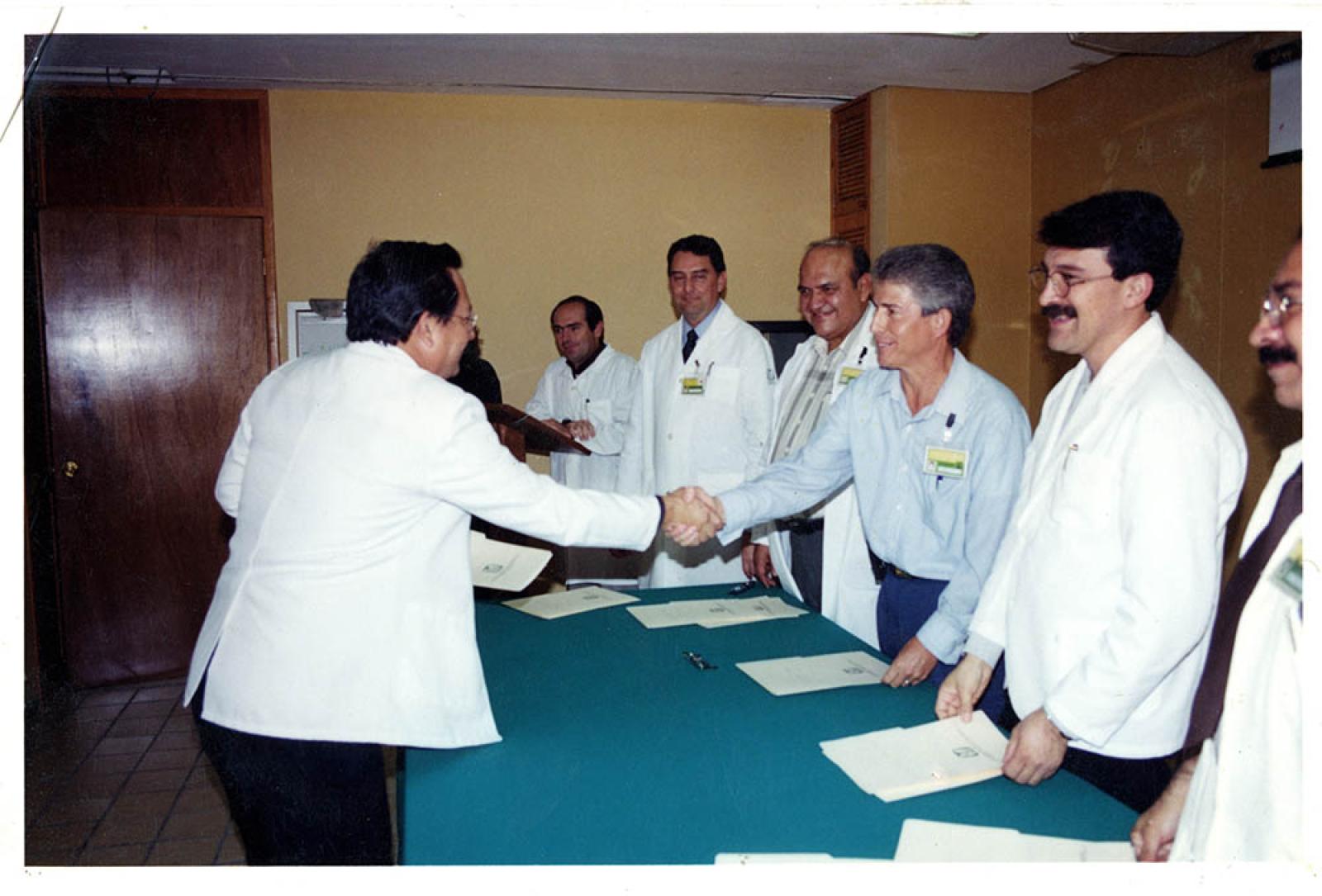 Médicos en ceremonia de reconocimiento.