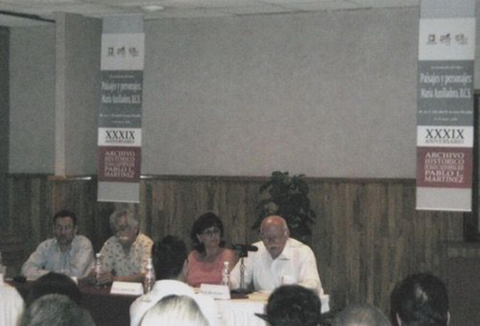Mesa de ponencias y público durante la presentación del libro  Paisajes y personajes en María Auxiliadora, Baja California Sur en el marco del XXXIX aniversario del Archivo Histórico Pablo L. Martínez.