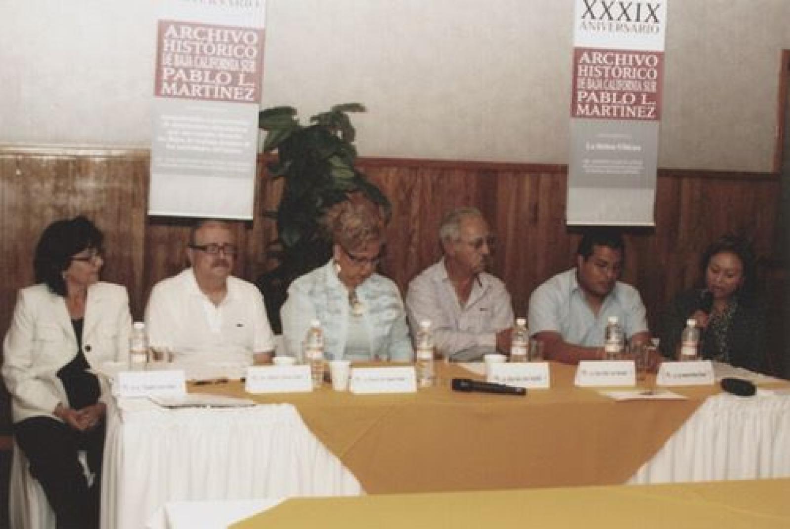 Mesa de ponentes durante la Reunión de Archivos del Gobierno del estado de Baja California Sur.