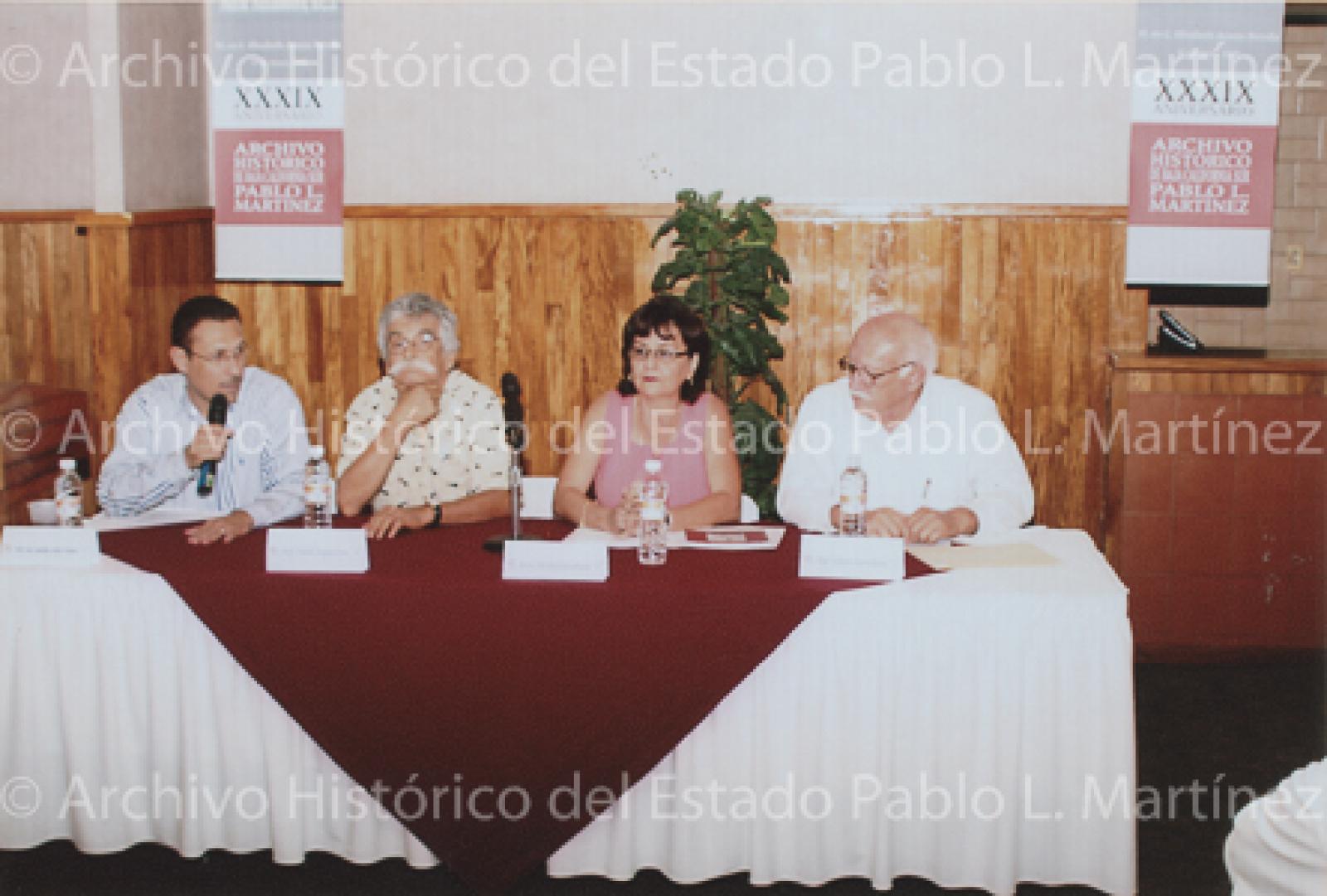 Mesa de ponentes en la presentación del libro Paisajes y personajes en María Auxiliadora, Baja California Sur.
