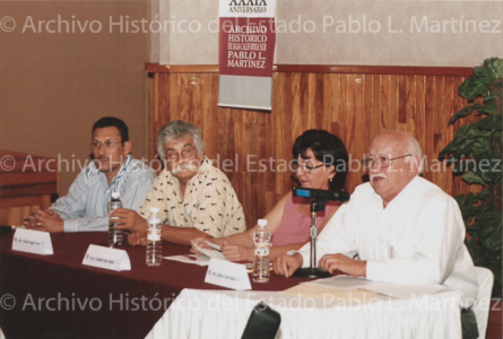 Mesa de ponentes en la presentación del libro Paisajes y personajes en María Auxiliadora, Baja California Sur.
