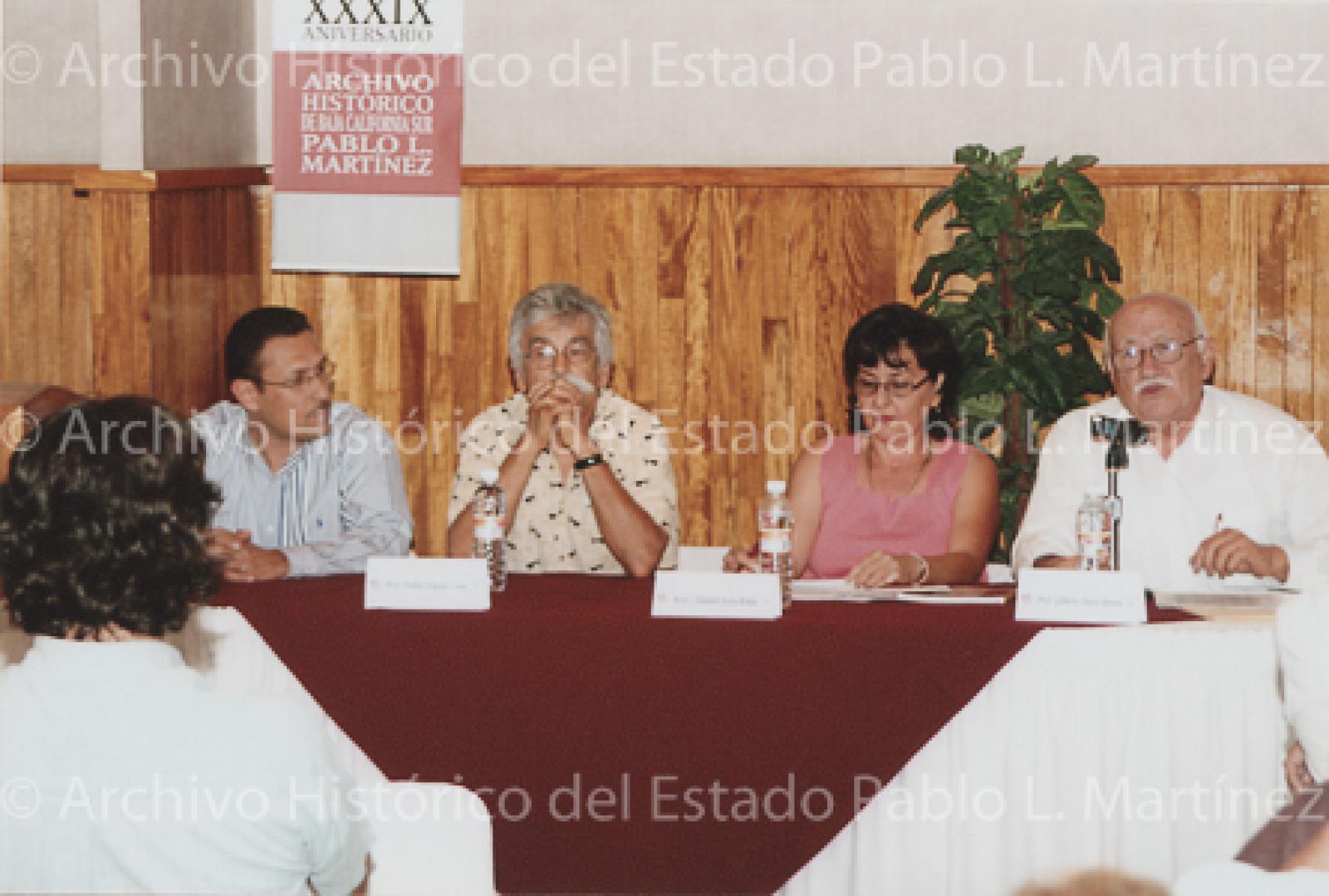 Mesa de ponentes en la presentación del libro Paisajes y personajes en María Auxiliadora, Baja California Sur.