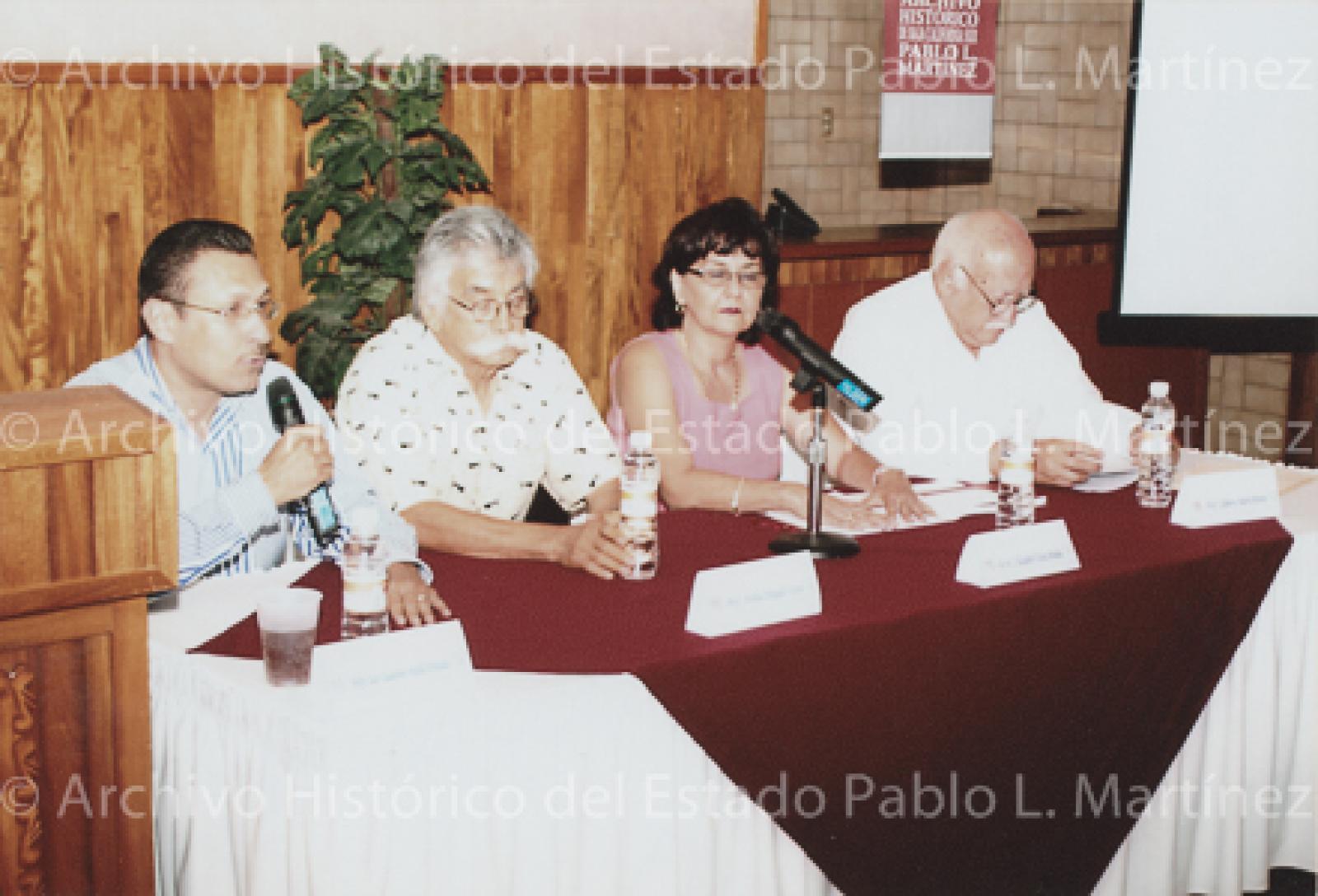 Mesa de ponentes en la presentación del libro Paisajes y personajes en María Auxiliadora, Baja California Sur.