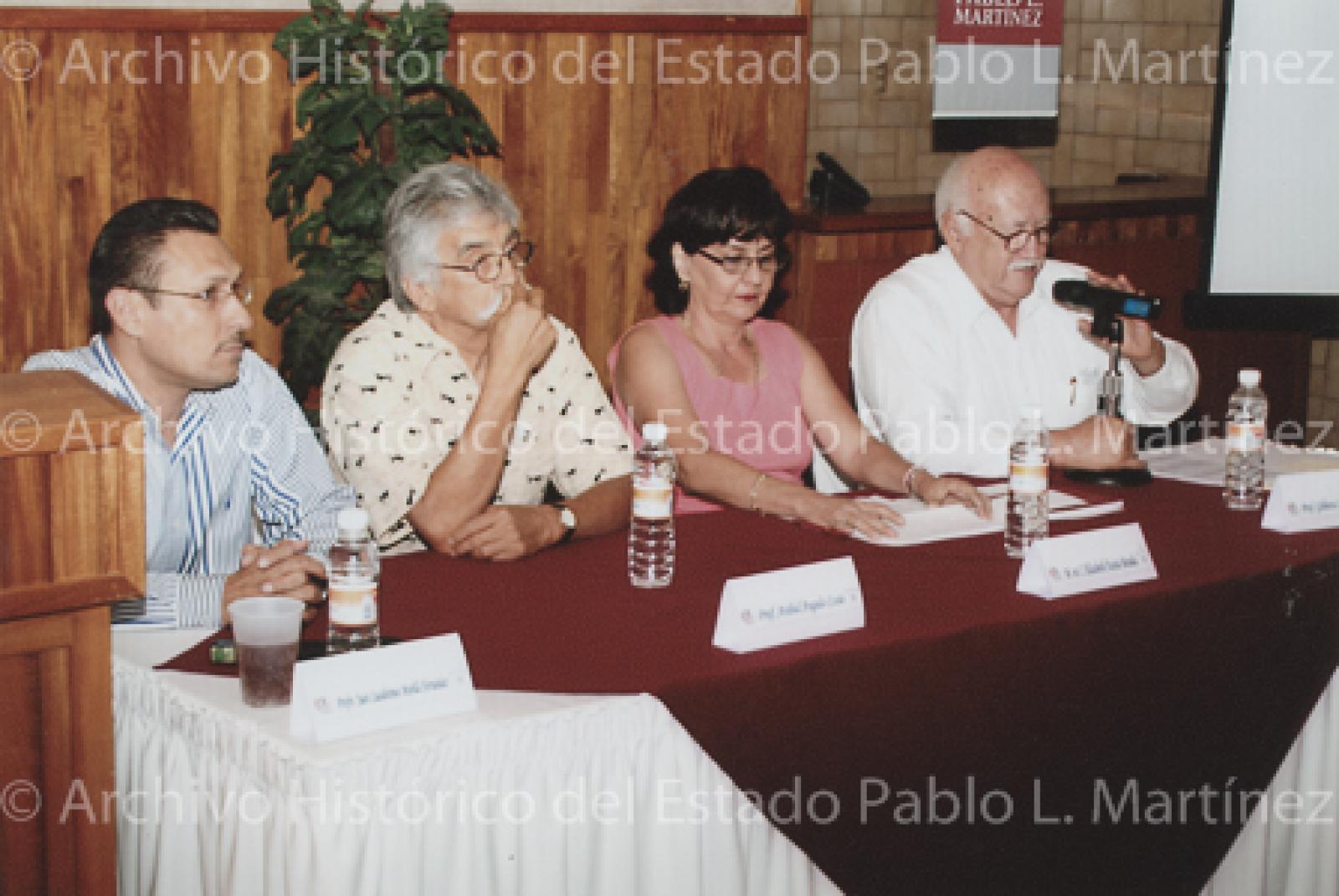 Mesa de ponentes en la presentación del libro Paisajes y personajes en María Auxiliadora, Baja California Sur.