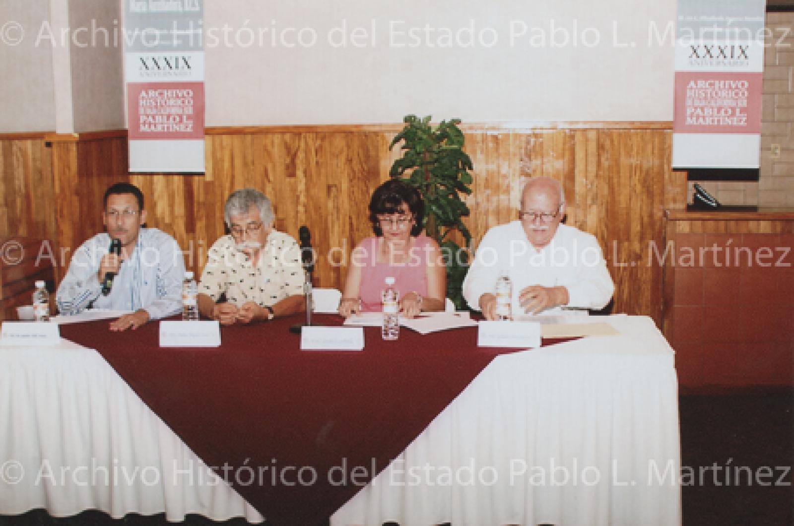 Mesa de ponentes en la presentación del libro Paisajes y personajes en María Auxiliadora, Baja California Sur.