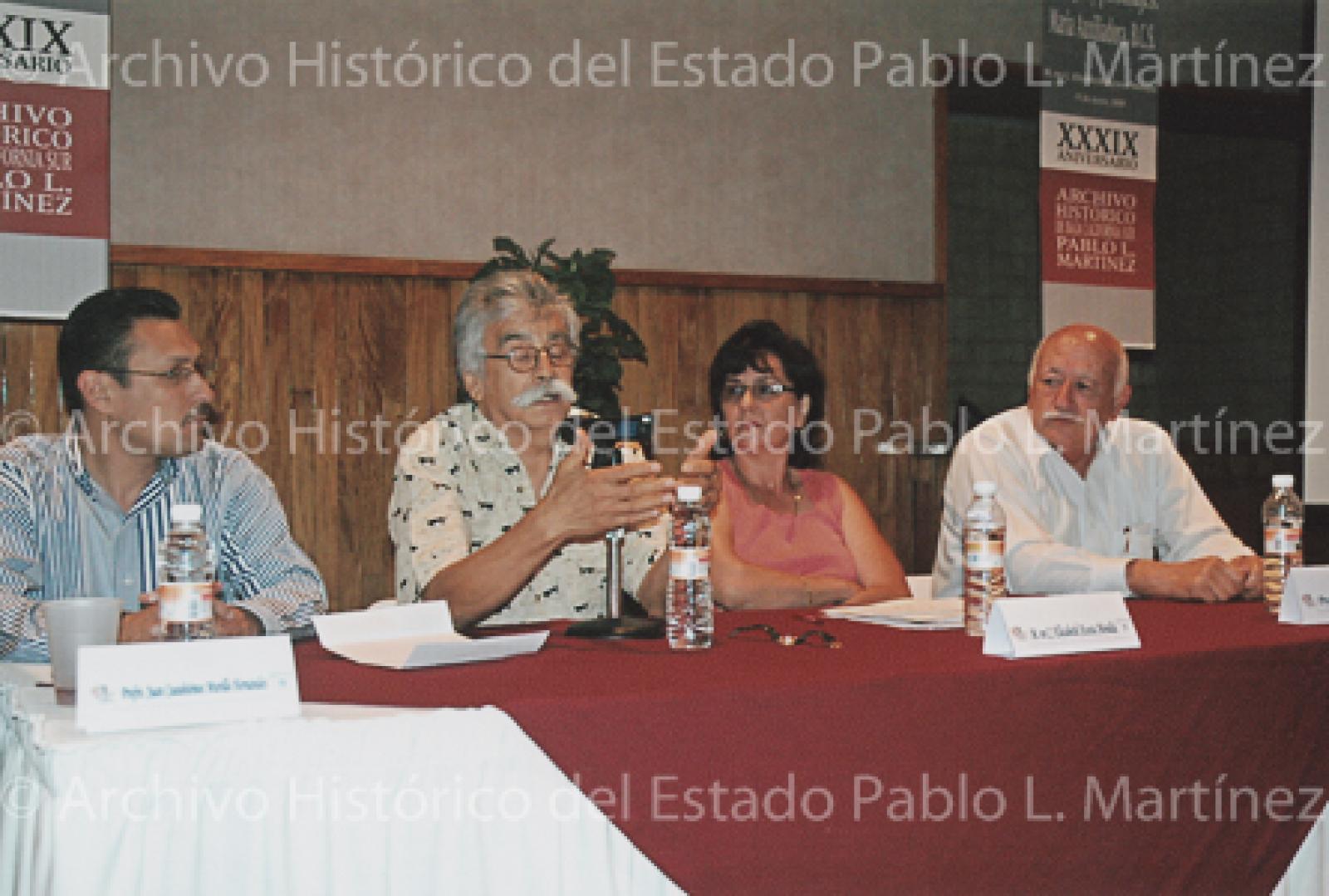 Mesa de ponentes que presenta el libro Paisajes y personajes en María Auxiliadora, Baja California Sur.