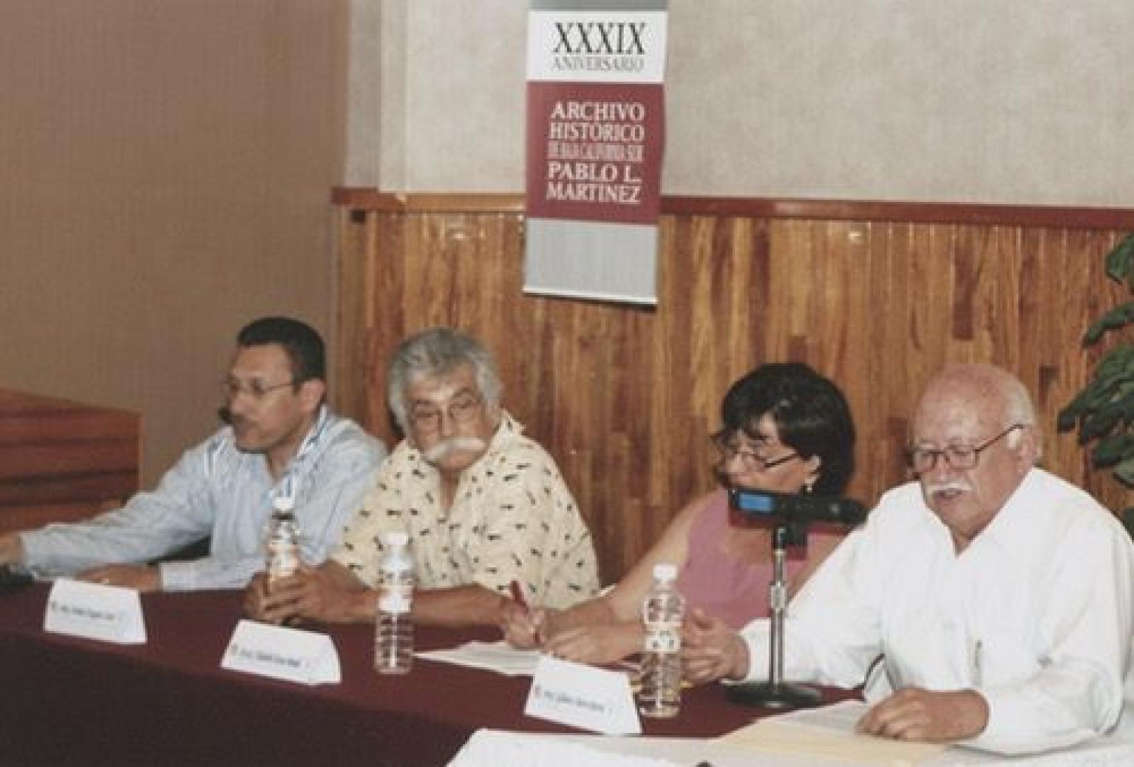 Mesa de ponentes que presentan el libro Paisajes y personajes en María Auxiliadora, Baja California Sur.