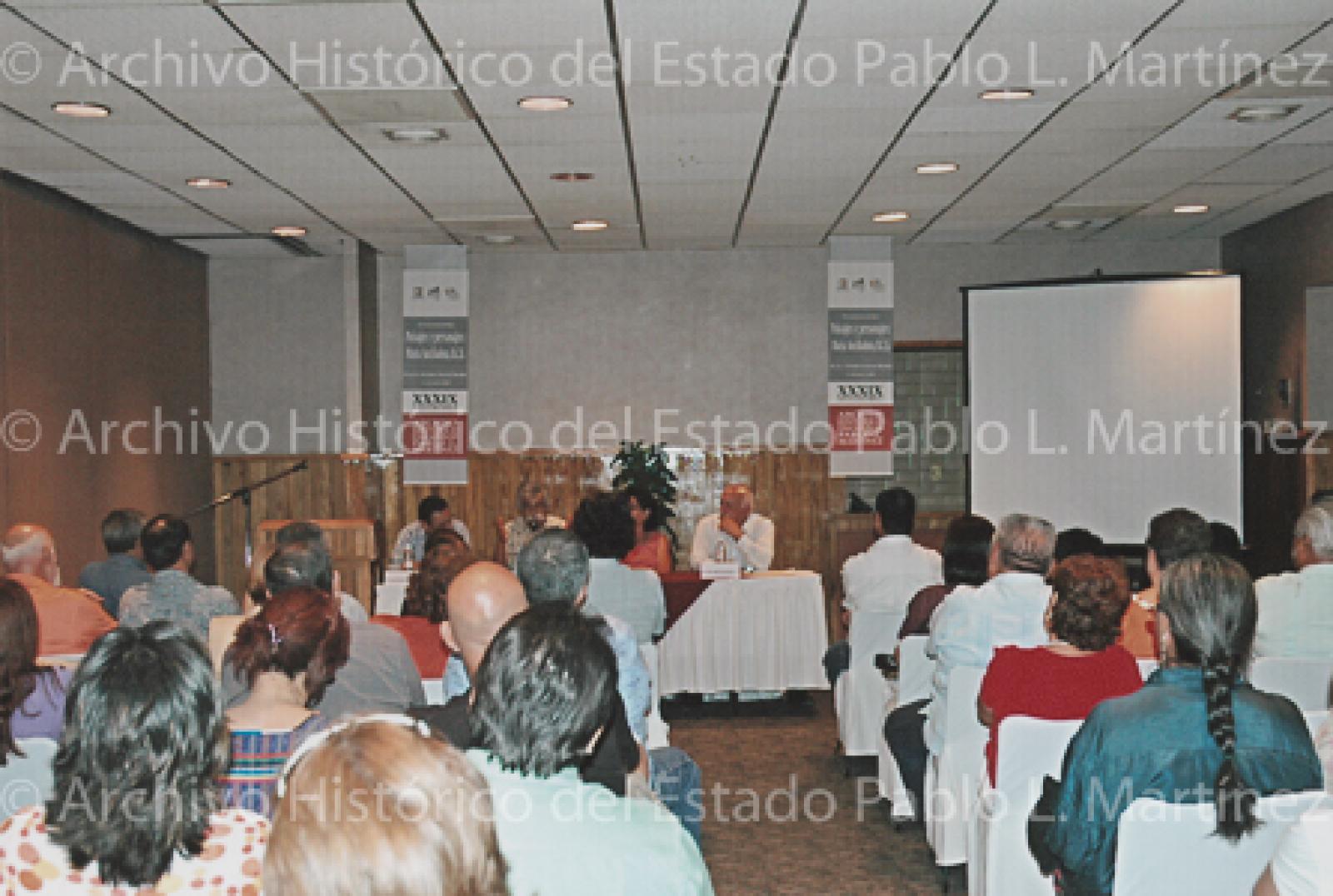 Mesa de ponentes y público asistente a la presentación del libro Paisajes y personajes en María Auxiliadora, Baja California Sur.