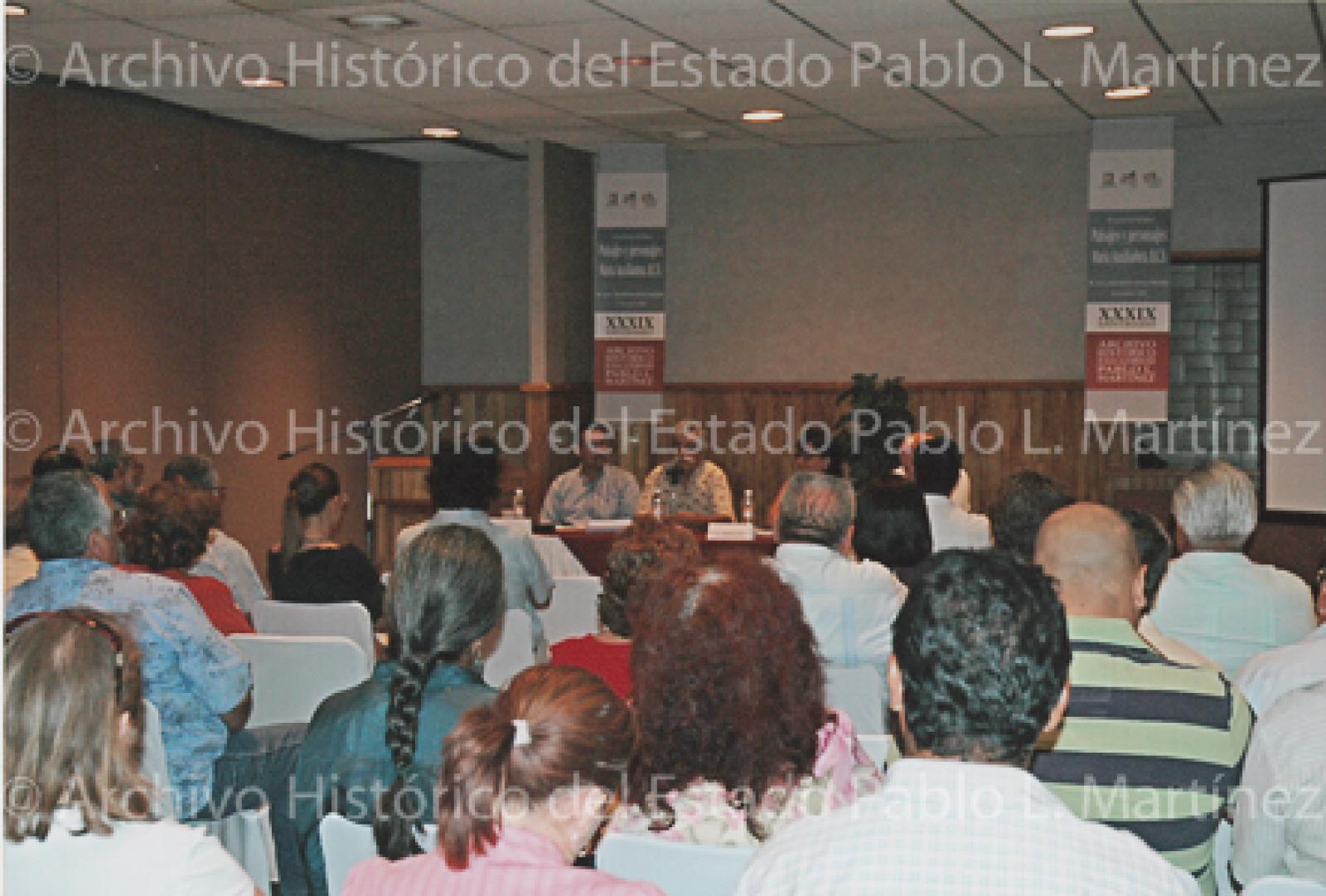 Mesa de ponentes y público asistente a la presentación del libro Paisajes y personajes en María Auxiliadora, Baja California Sur.