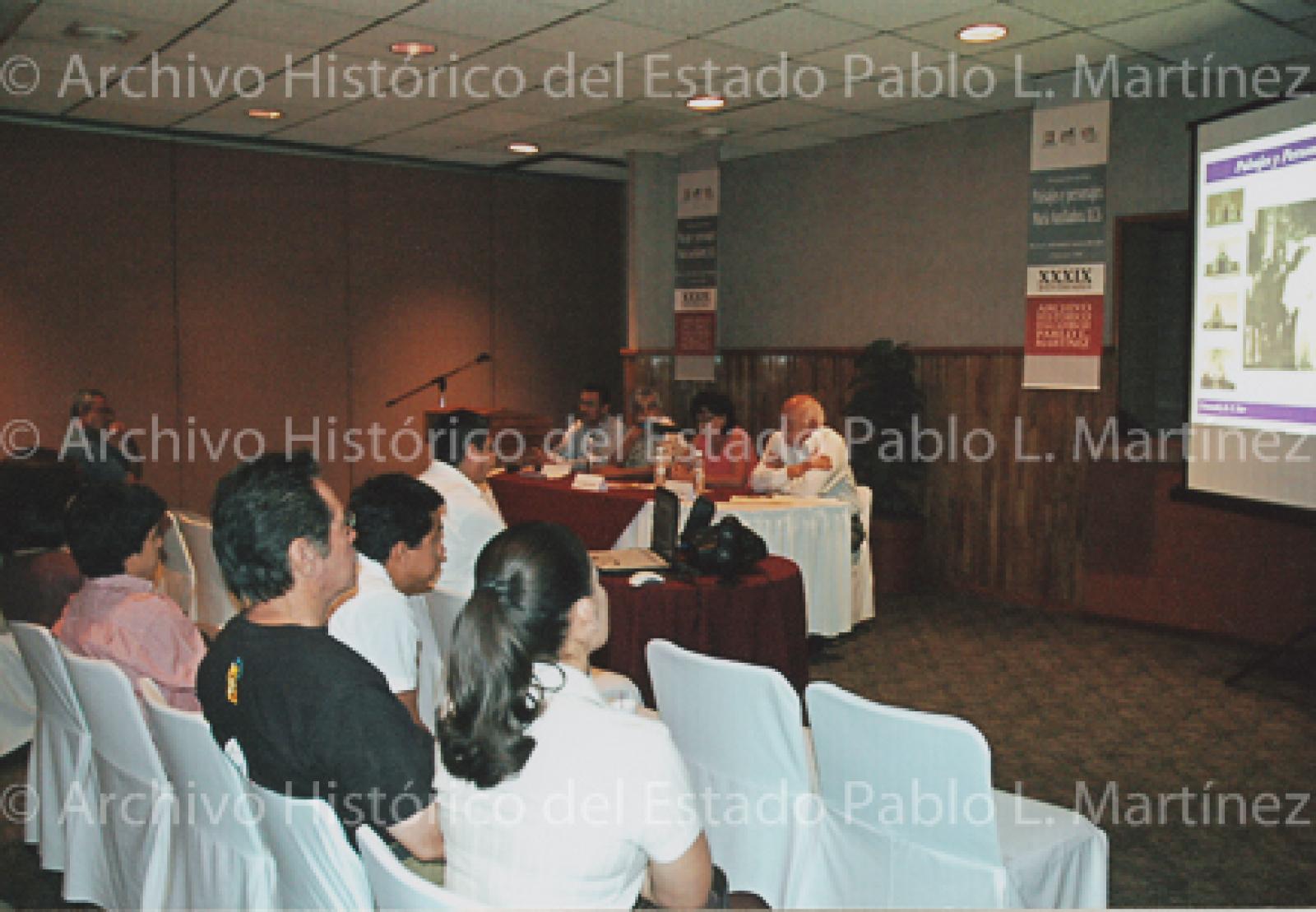 Mesa de ponentes y público asistente a la presentación del libro Paisajes y personajes en María Auxiliadora, Baja California Sur.