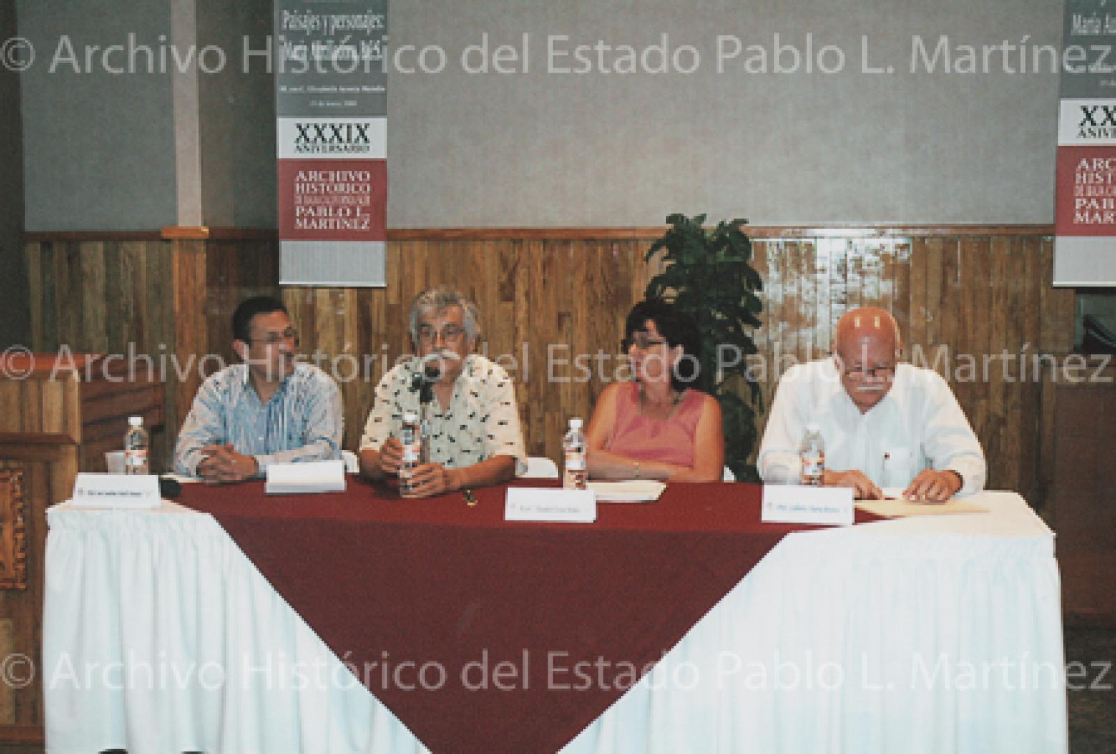 Mesa de ponentes y público asistente a la presentación del libro Paisajes y personajes en María Auxiliadora, Baja California Sur.