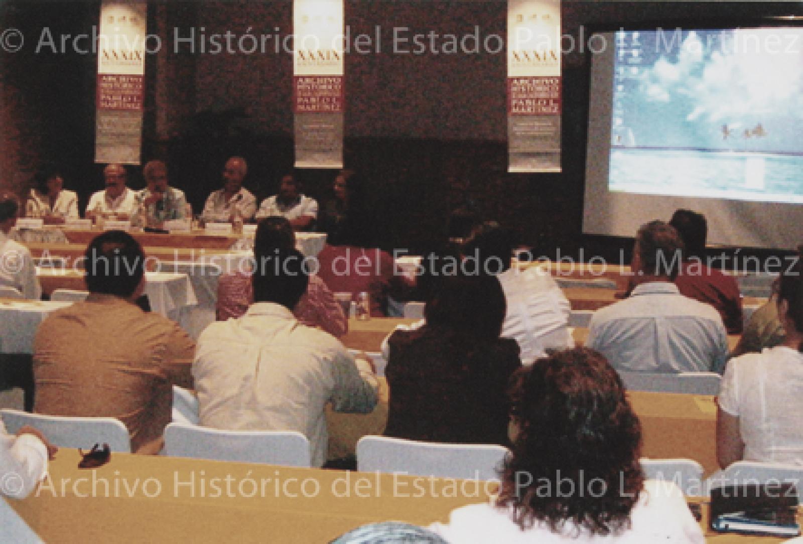 Mesa de ponentes y público asistente a  Reunión de Archivos del Gobierno del estado de Baja California Sur.