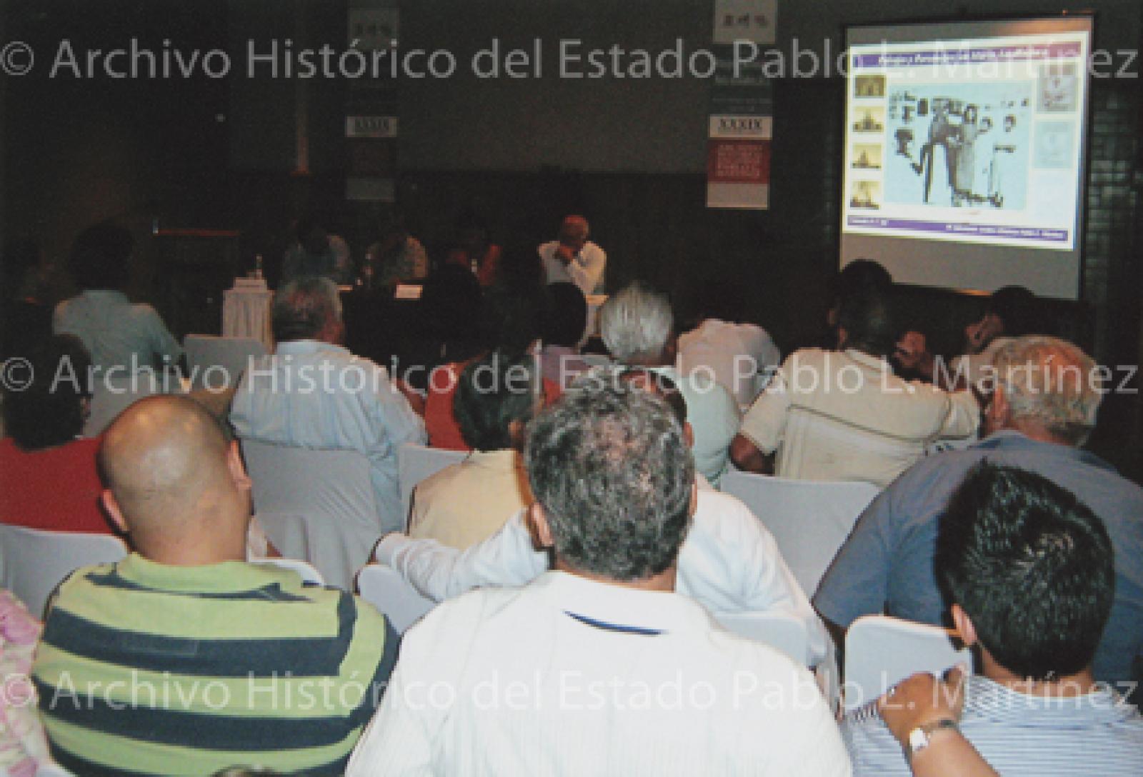 Mesa de ponentes y público asistente de la presentación del libro Paisajes y personajes en María Auxiliadora, Baja California Sur.