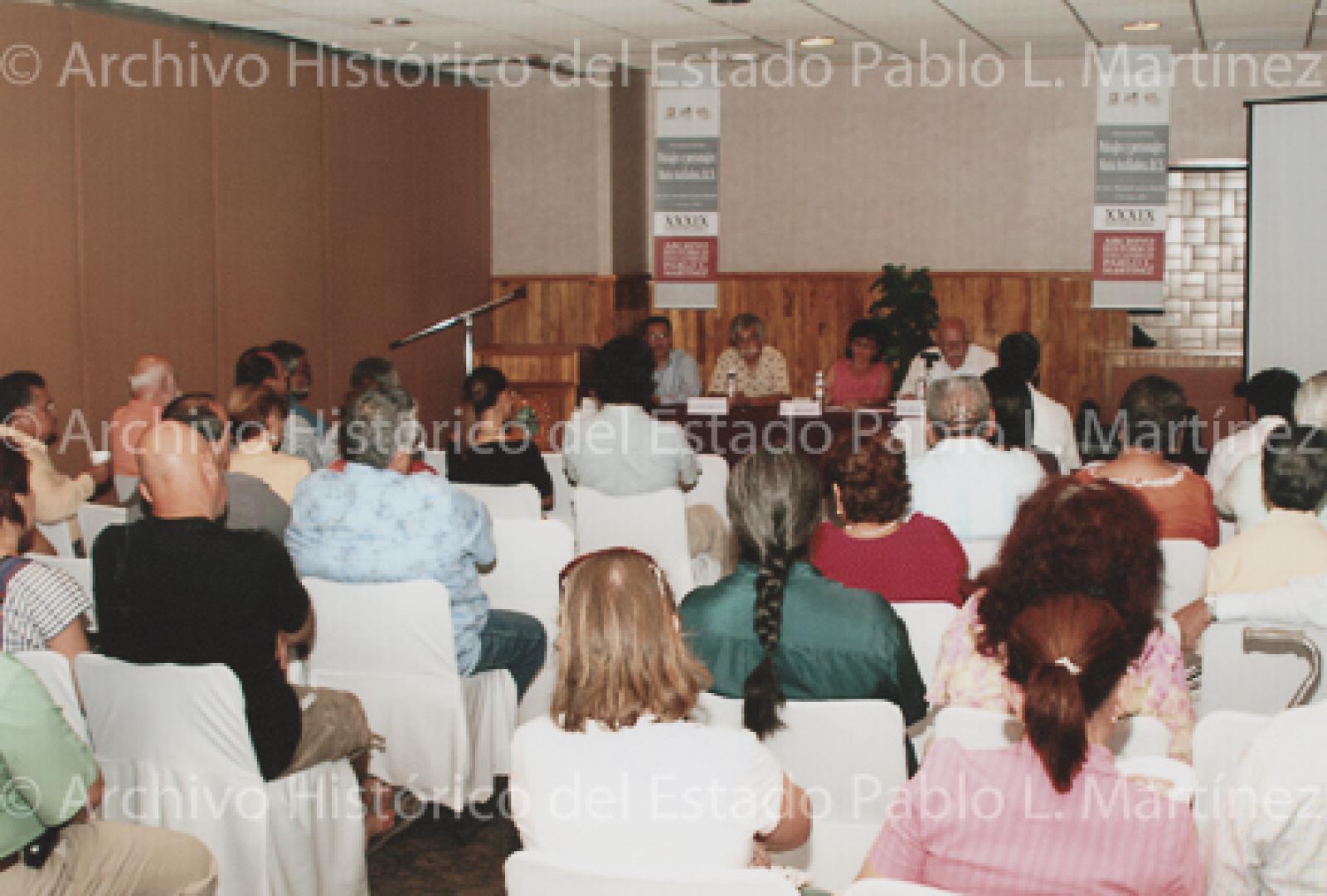 Mesa de ponentes y público asistente en la presentación del libro Paisajes y personajes en María Auxiliadora, Baja California Sur.
