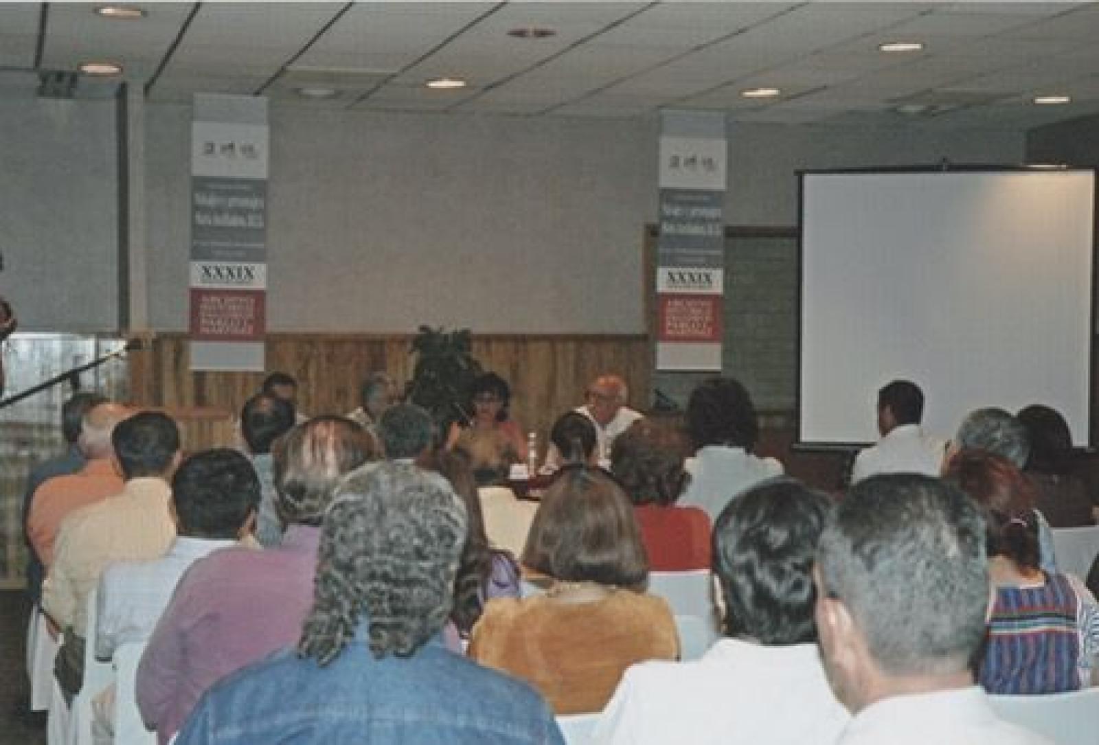 Mesa de ponentes y público en la presentación del libro Paisajes y personajes en María Auxiliadora, Baja California Sur.