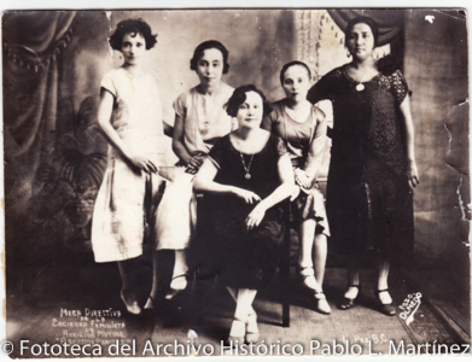 << Mesa directiva de la Sociedad Feminista de Auxilios Mutuos “Agustina Ramírez”. >>