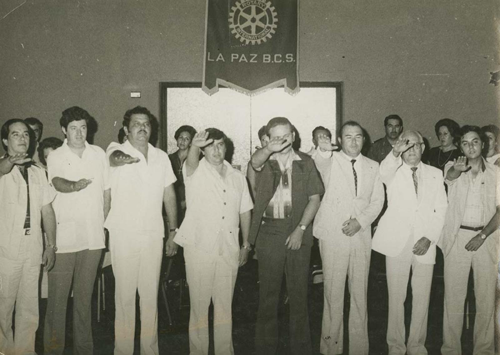 Miembros del Club Rotary International rinden protesta.