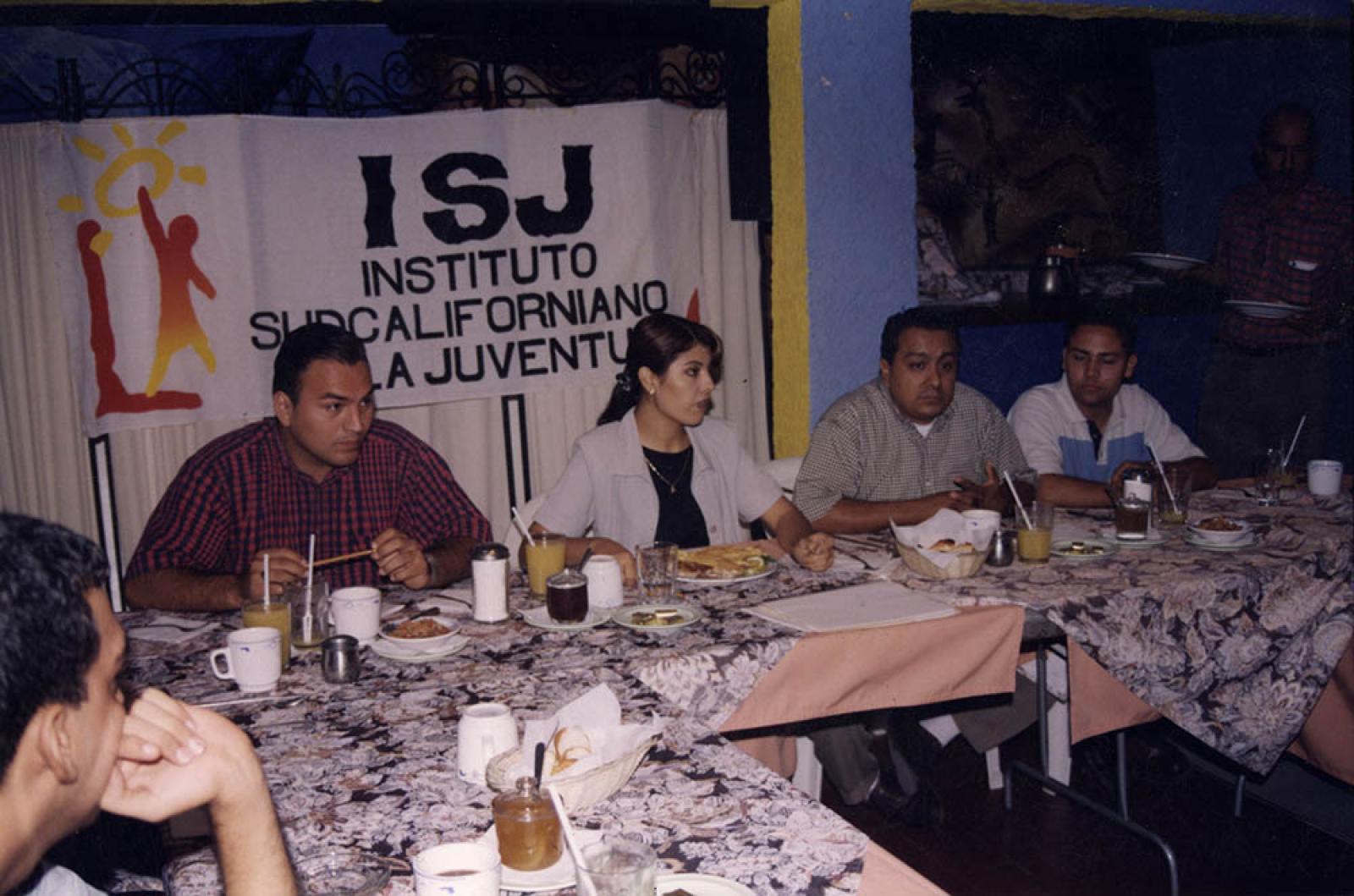 Miembros del Instituto Sudcaliforniano de la Juventud, en banquete.