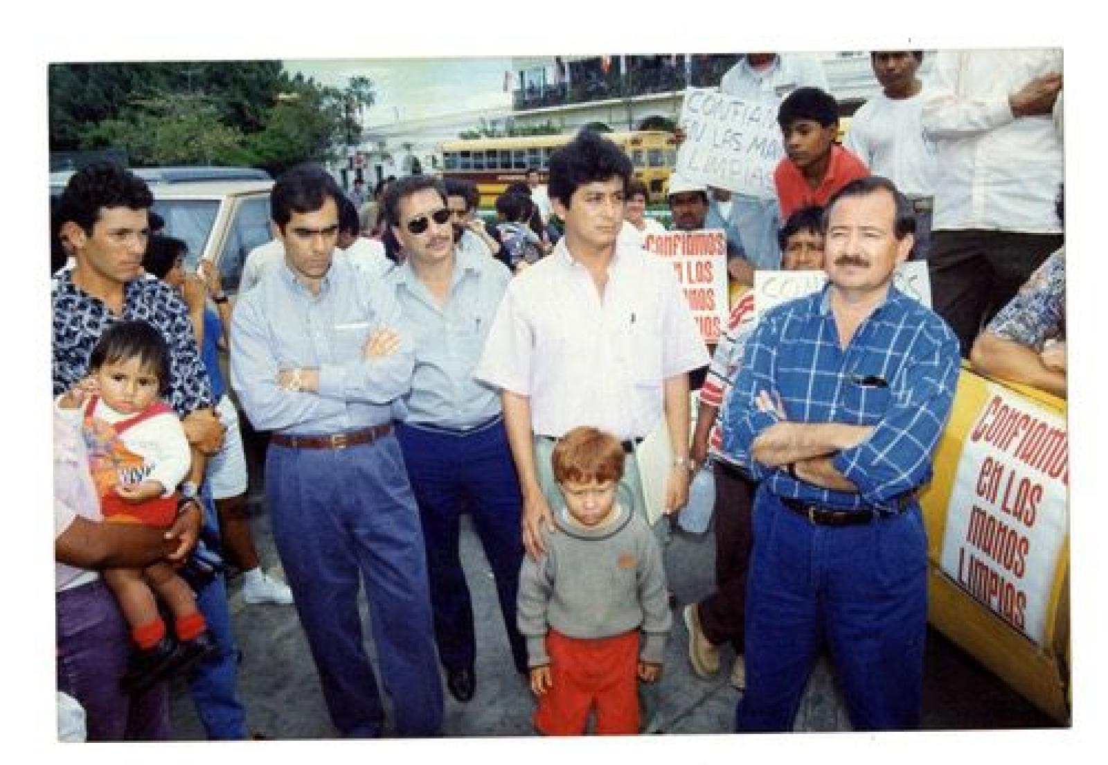 Miguel Ángel Olachea con habitantes de San Lucas, Baja California Sur.