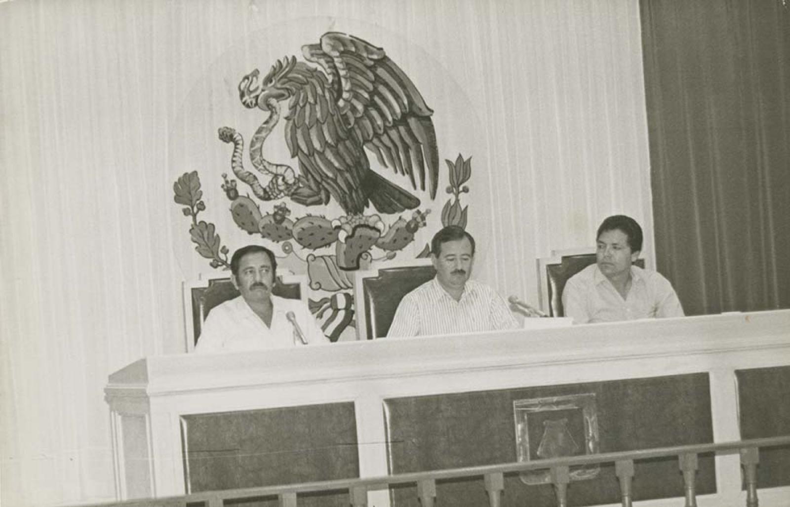 Miguel Ángel Olachea y acompañantes, en estrado.