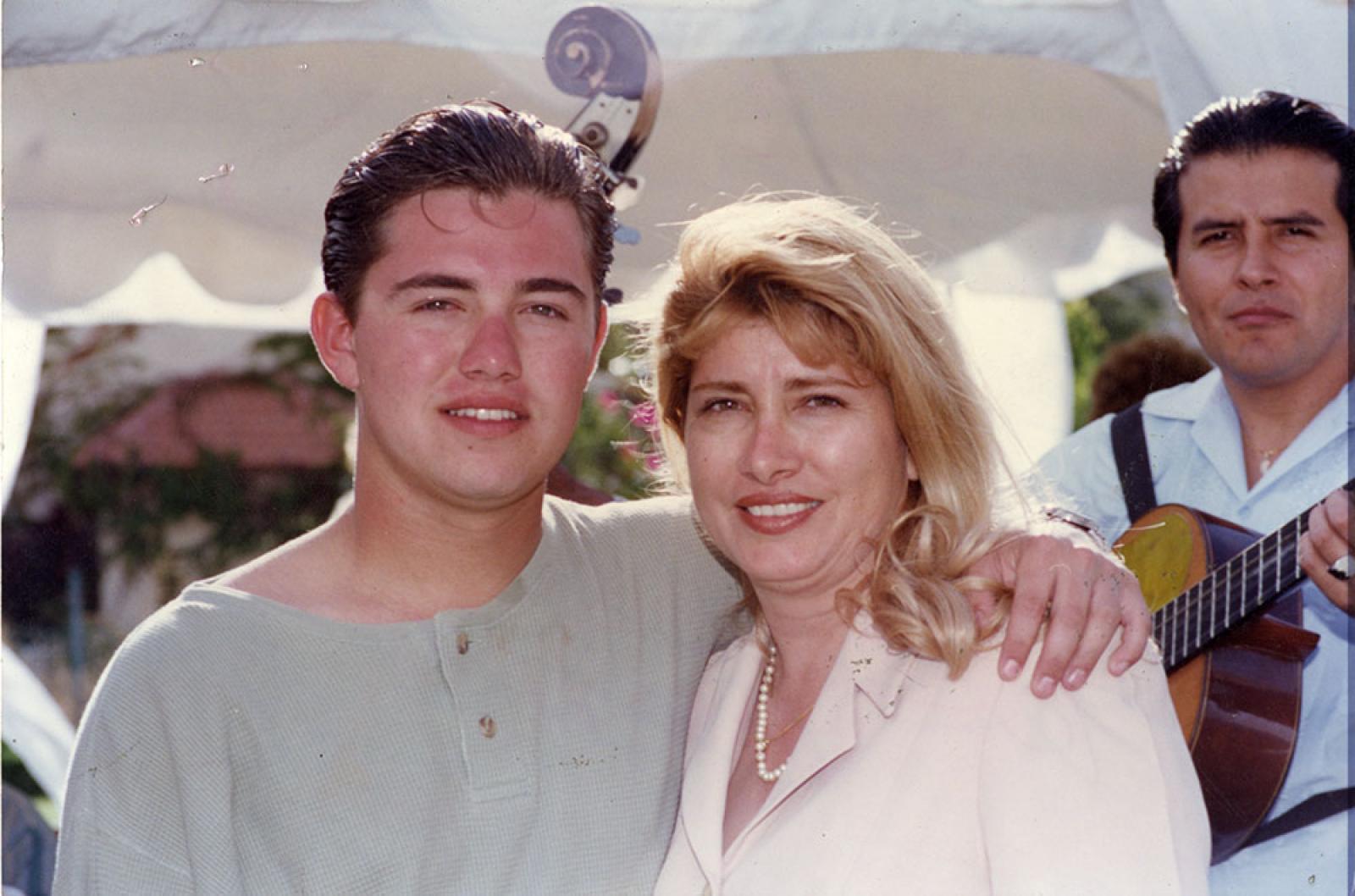 “Miguel Ángel Olachea y madre Olga Pedrín, en convivio familiar”.