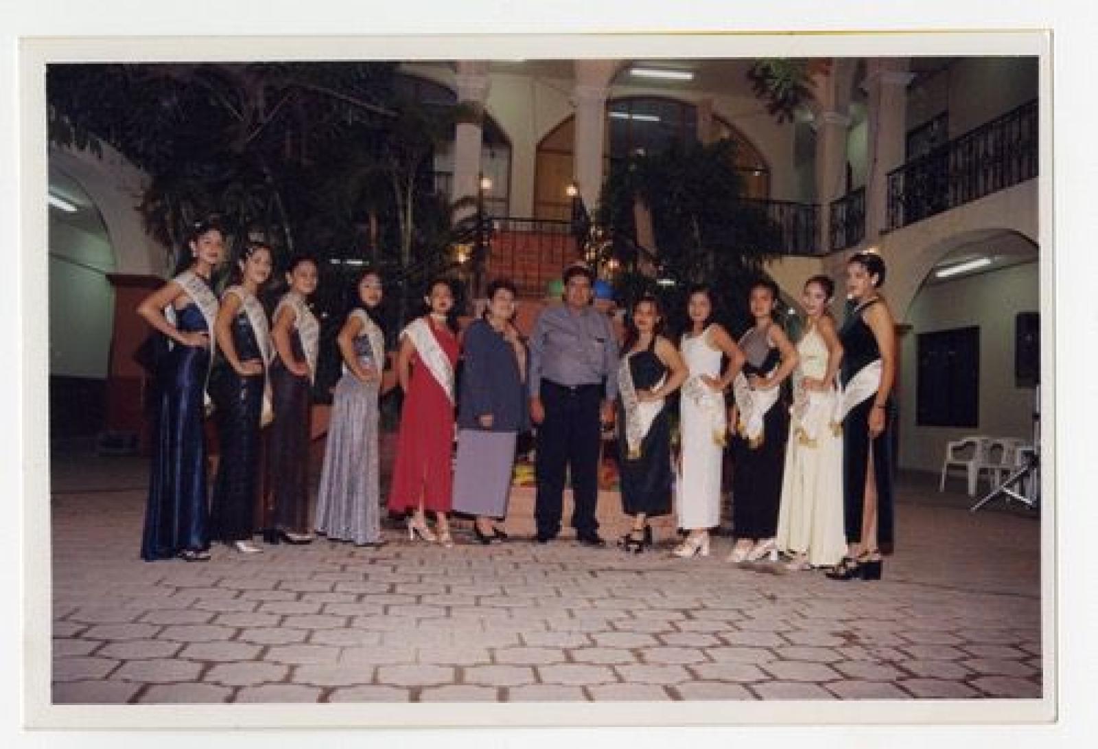 Miguel Antonio Olachea y María Silvestre Ochoa acompañados de las candidatas a reina de las fiestas de San José del Cabo, Baja California Sur, 1999.