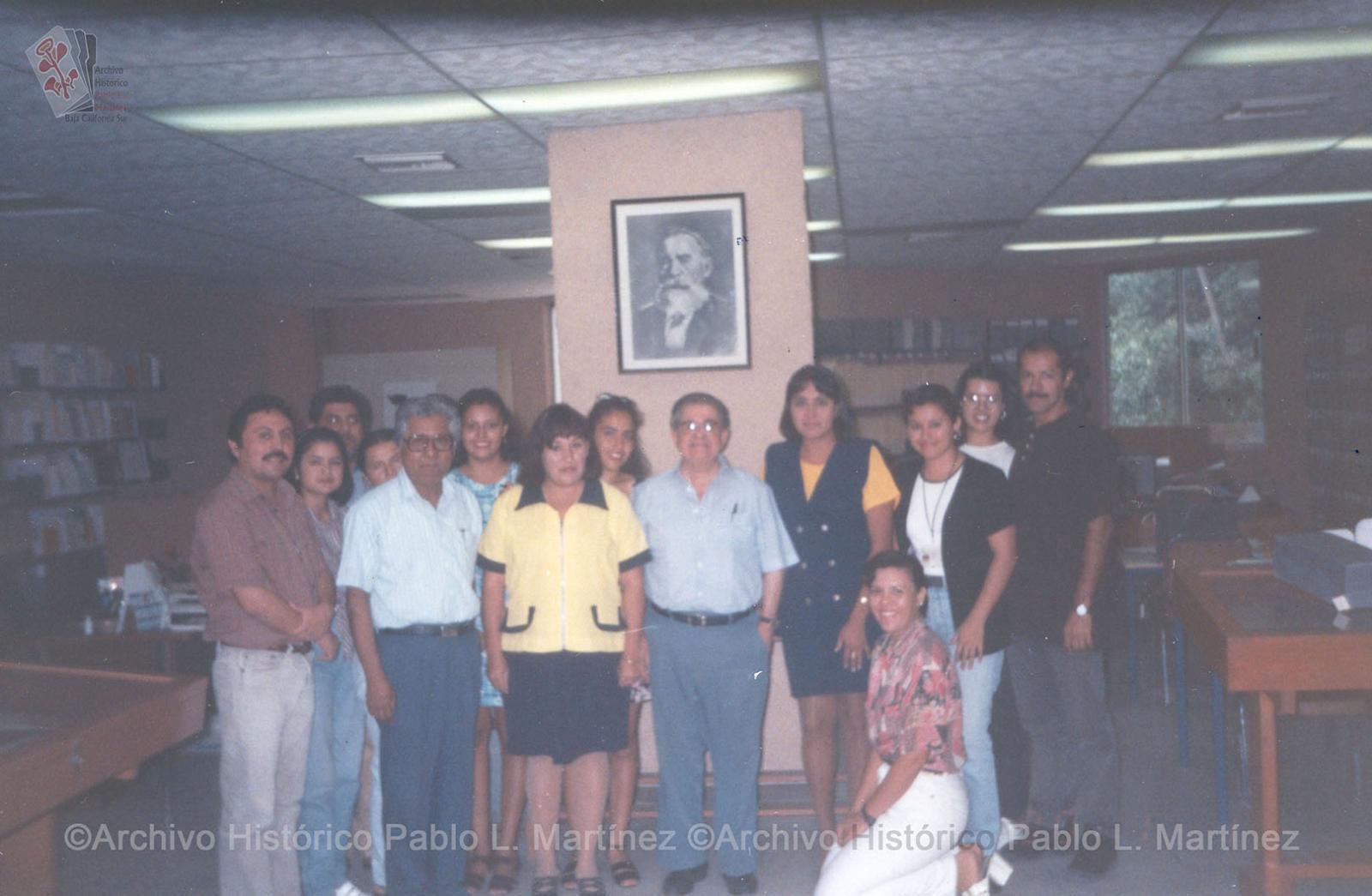 Miguel León Portilla y personal del Archivo Histórico Pablo L. Martínez. La Paz, Baja California Sur.