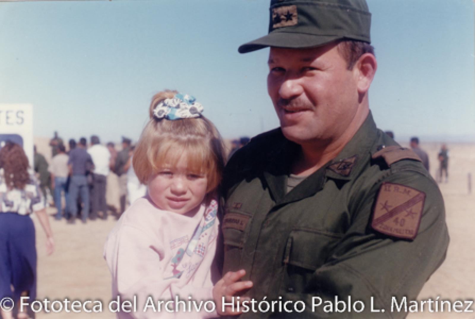 Militar y niña, retrato.