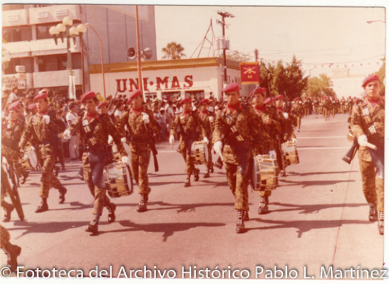 Militares, en desfile.