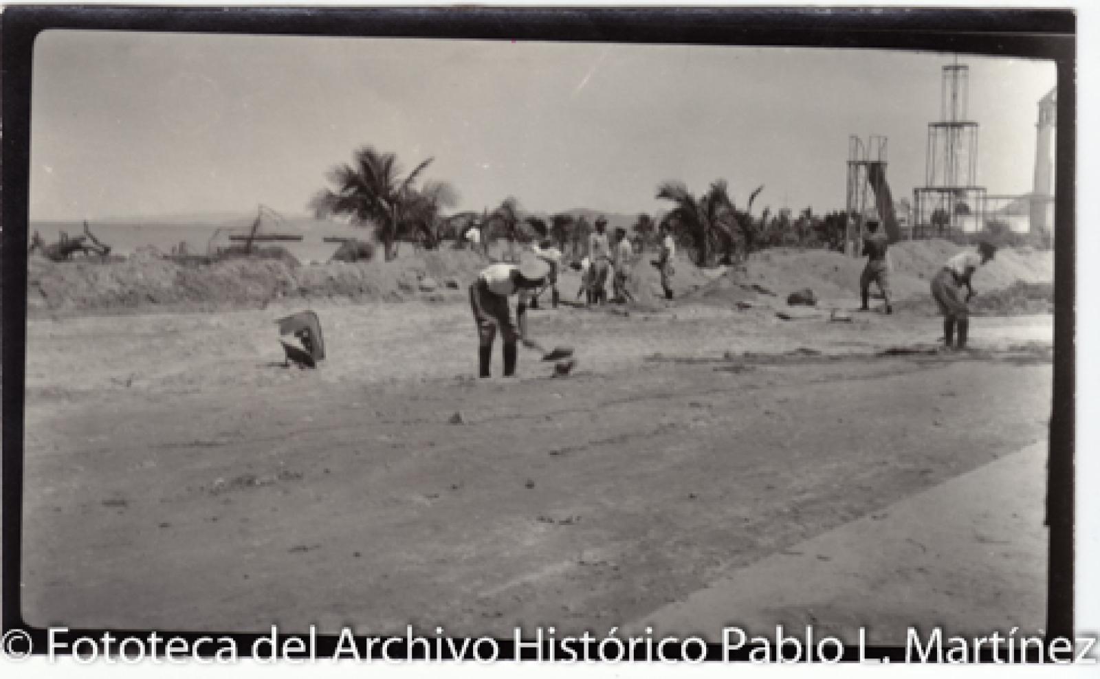 Militares en obra pública, en el malecón de La Paz.