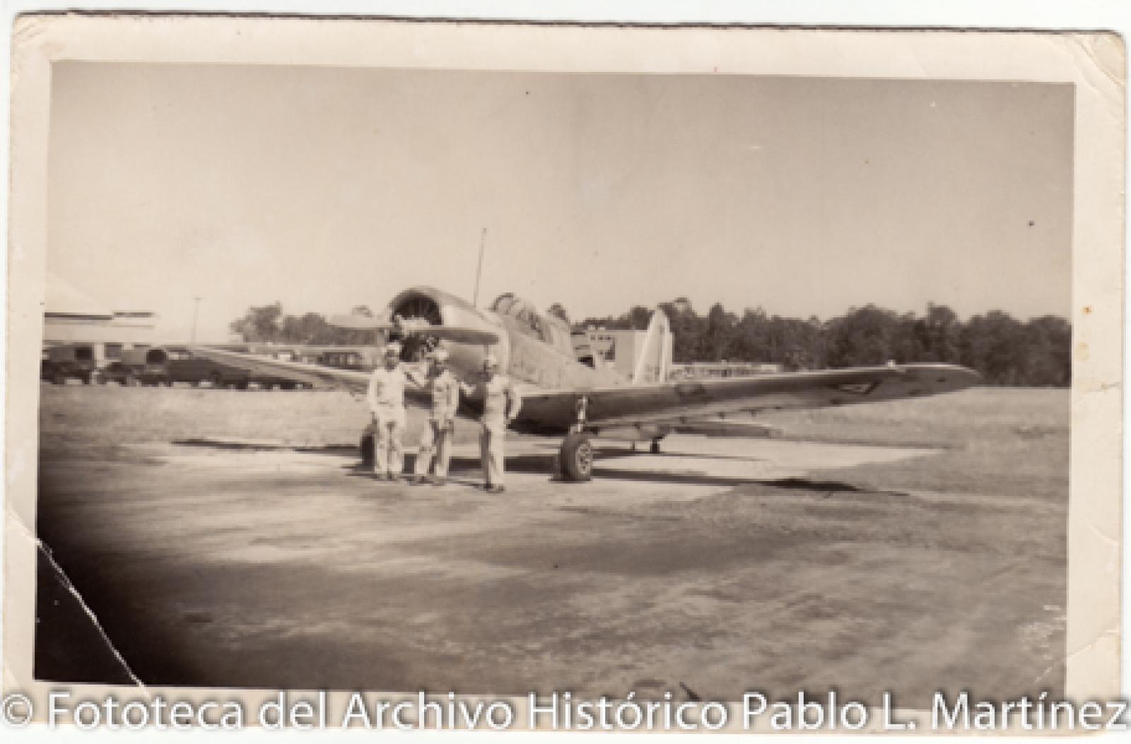 Militares, frente a avioneta.