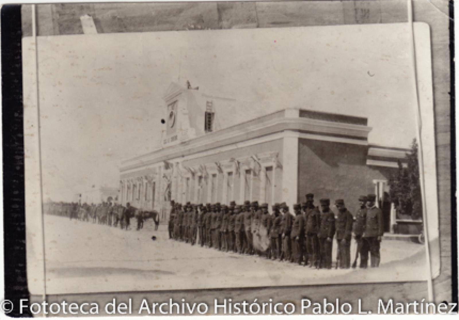Militares frente a la antigua Casa de Gobierno.
