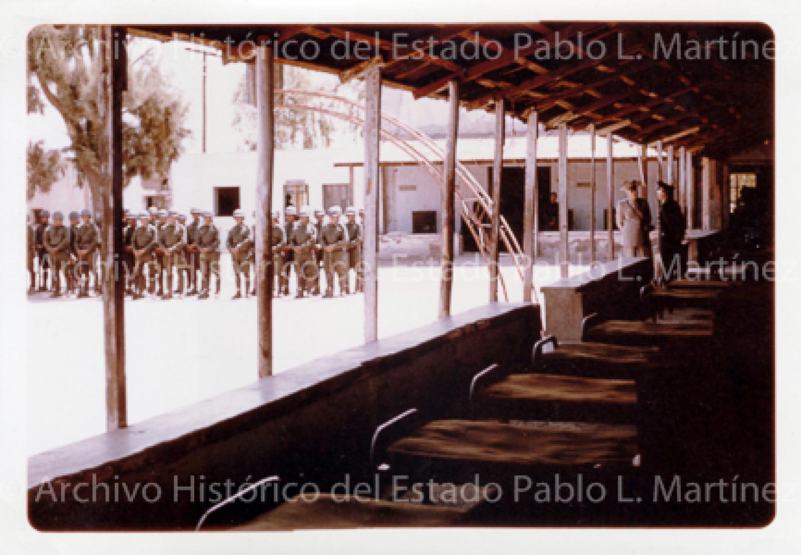 Militares prestan guardia en instalaciones.