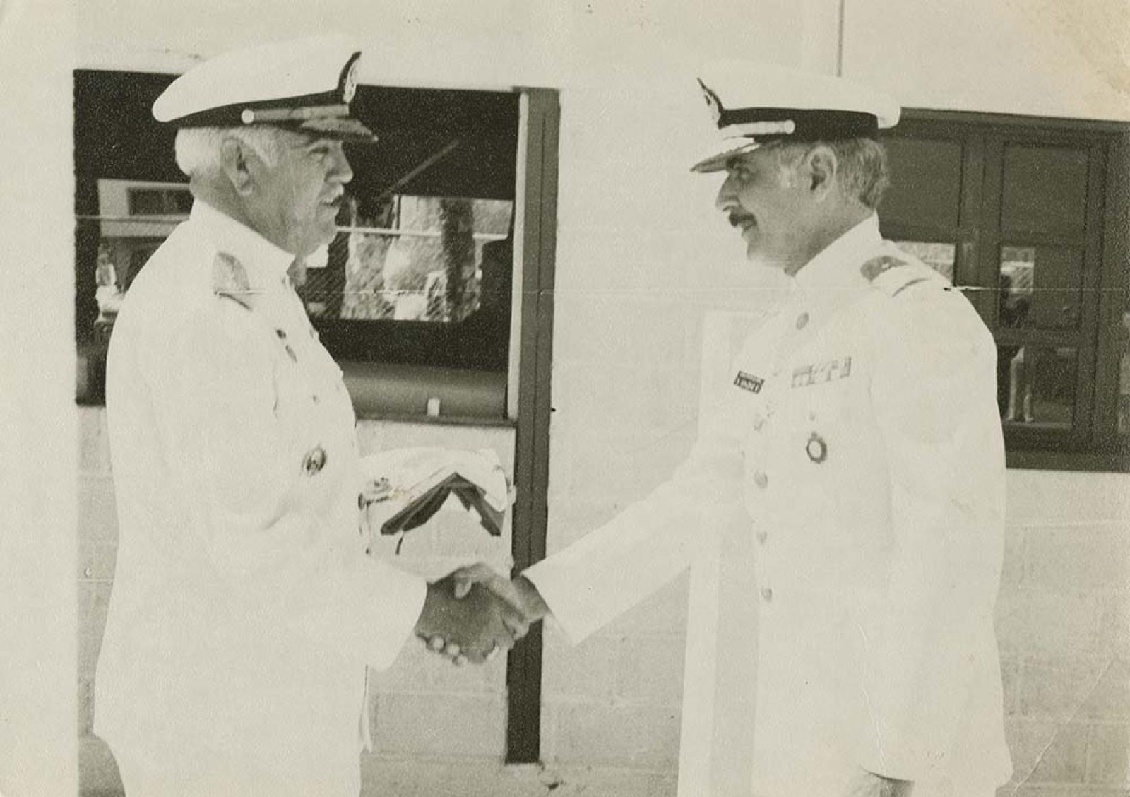 Militares se saludan de mano.