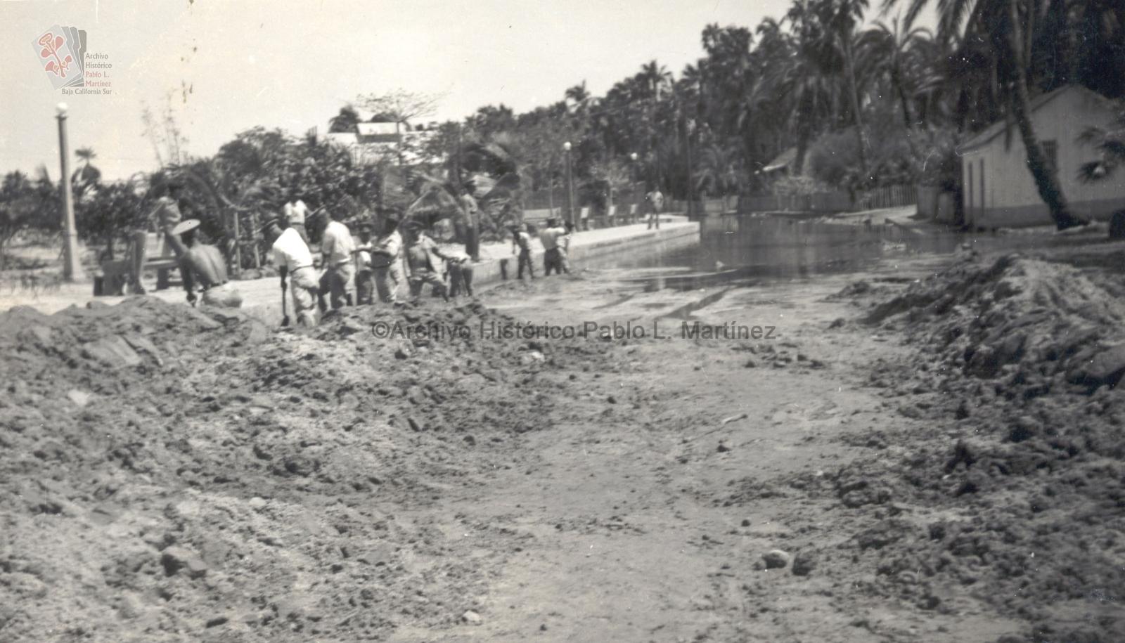 Militares, trabajan en el arreglo de calles.
