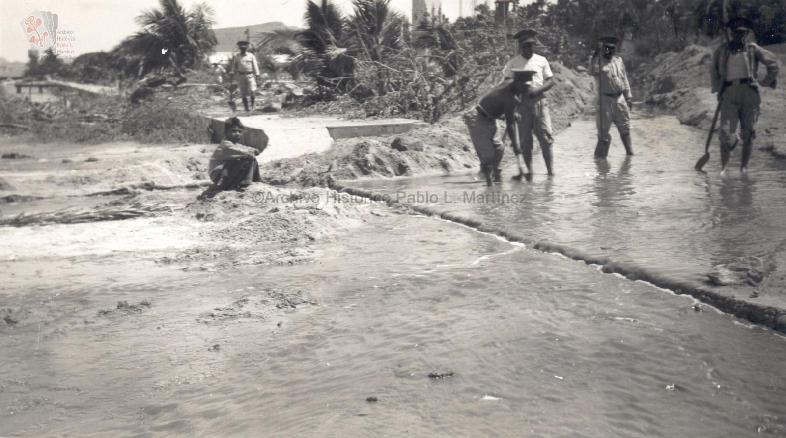 Militares, trabajan en el arreglo y limpieza de calles.