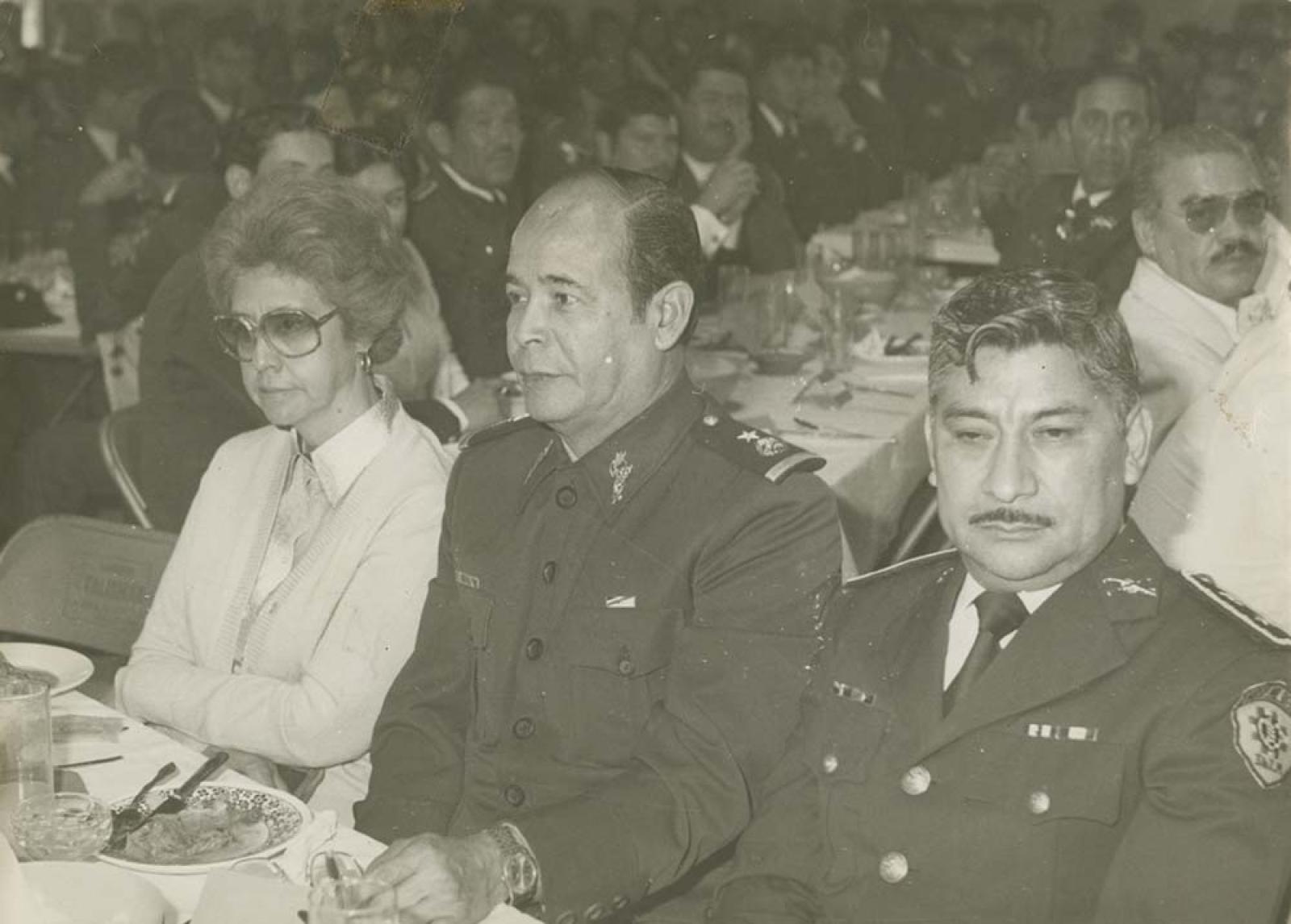 Militares y acompañantes, en banquete.