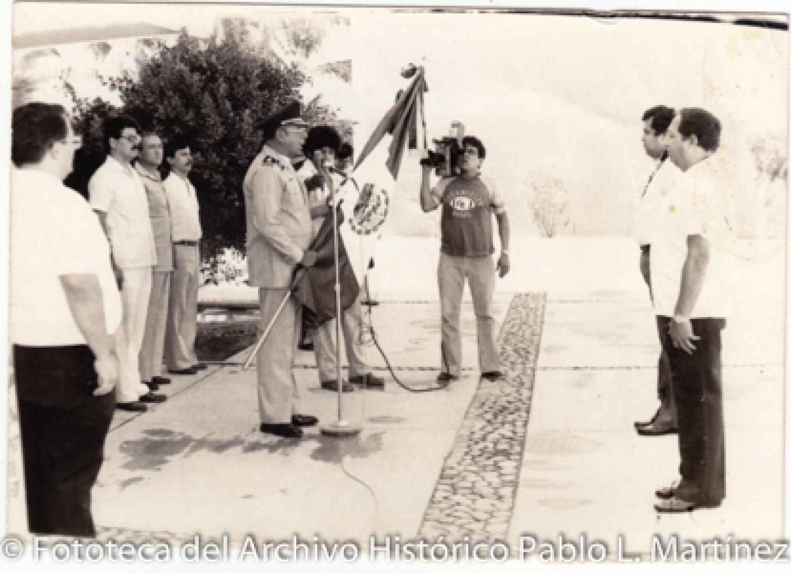 Militares y civiles, en honores a la bandera.