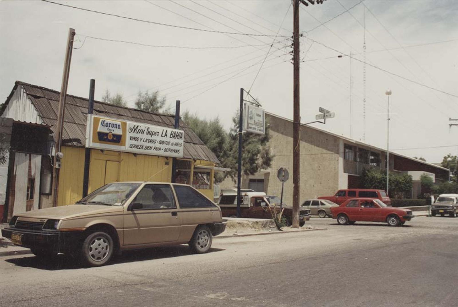 Mini super La Bahía y edificio del seguro viejo.