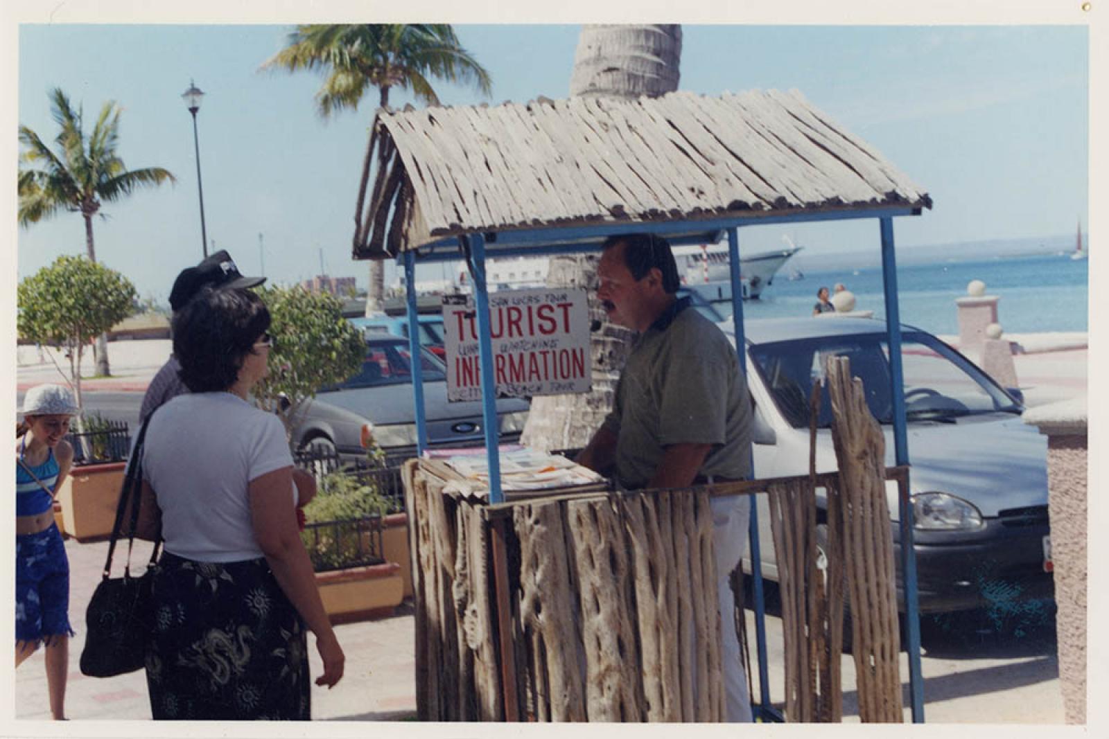 Módulo de atención a turistas, en malecón de La Paz.