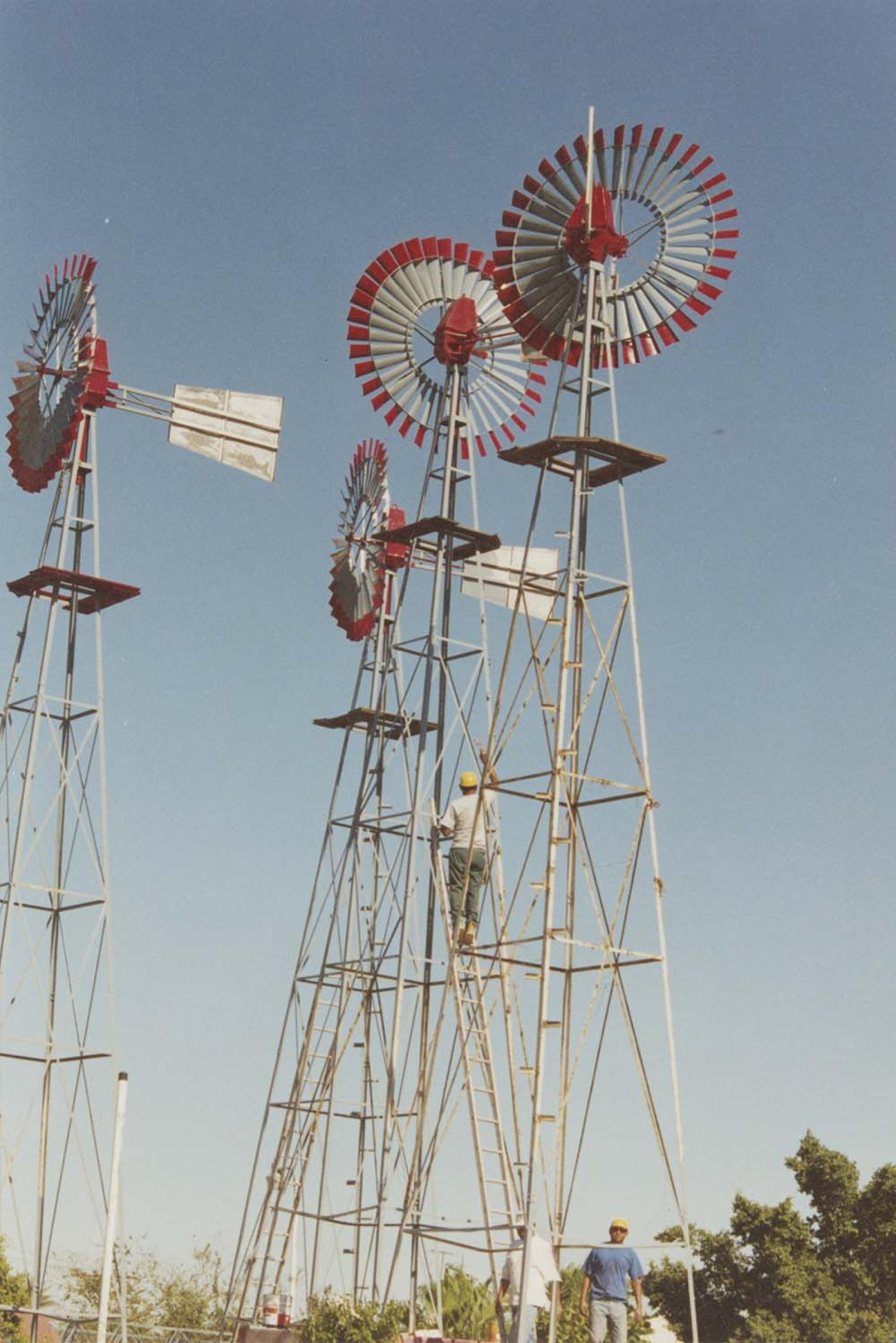 Molinos de viento en la Unidad Cultural  Prof. Jesús Castro Agúndez. La Paz, Baja California Sur.