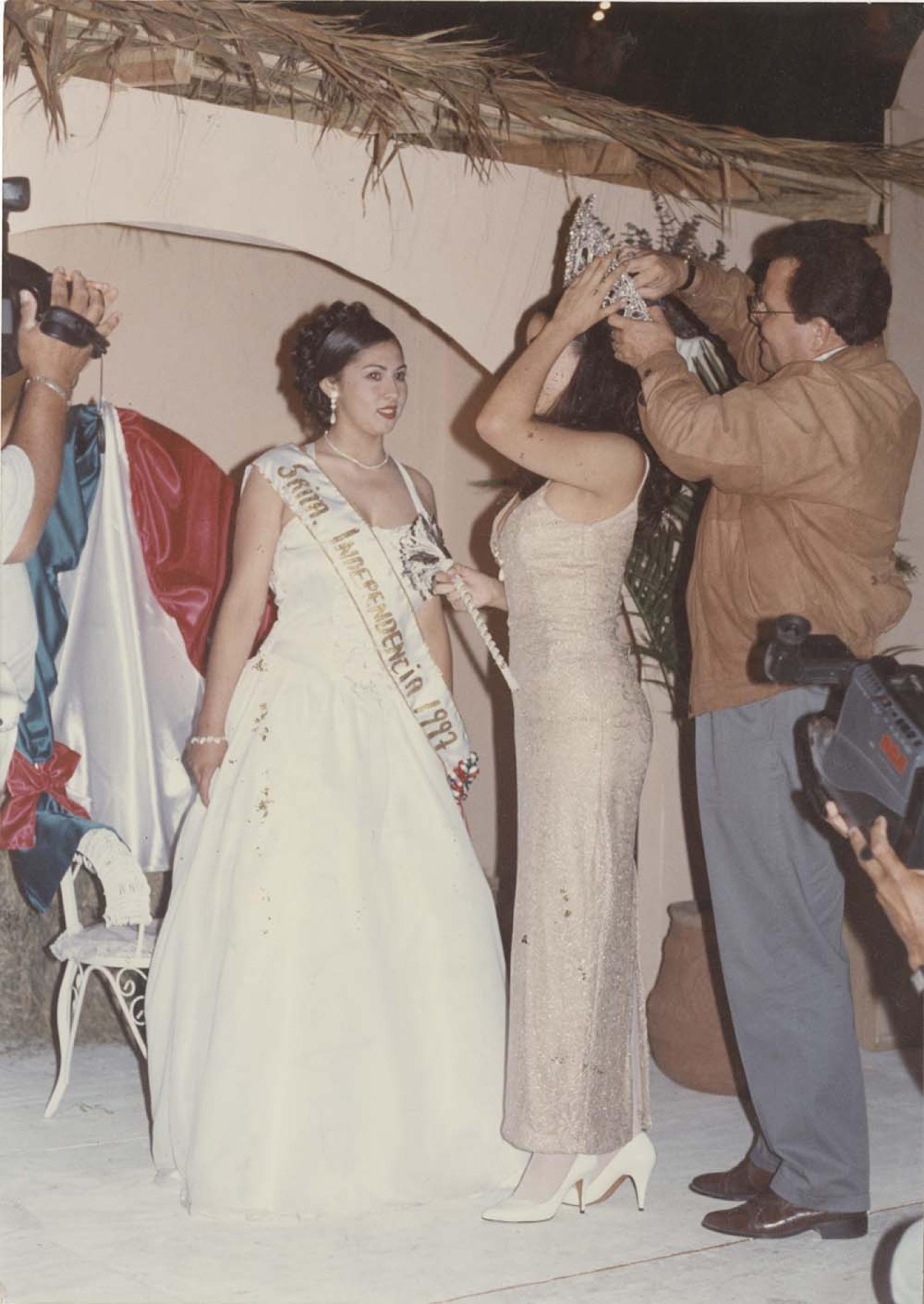 “Momento de la entrega de la corona a Daysi Castillo”.