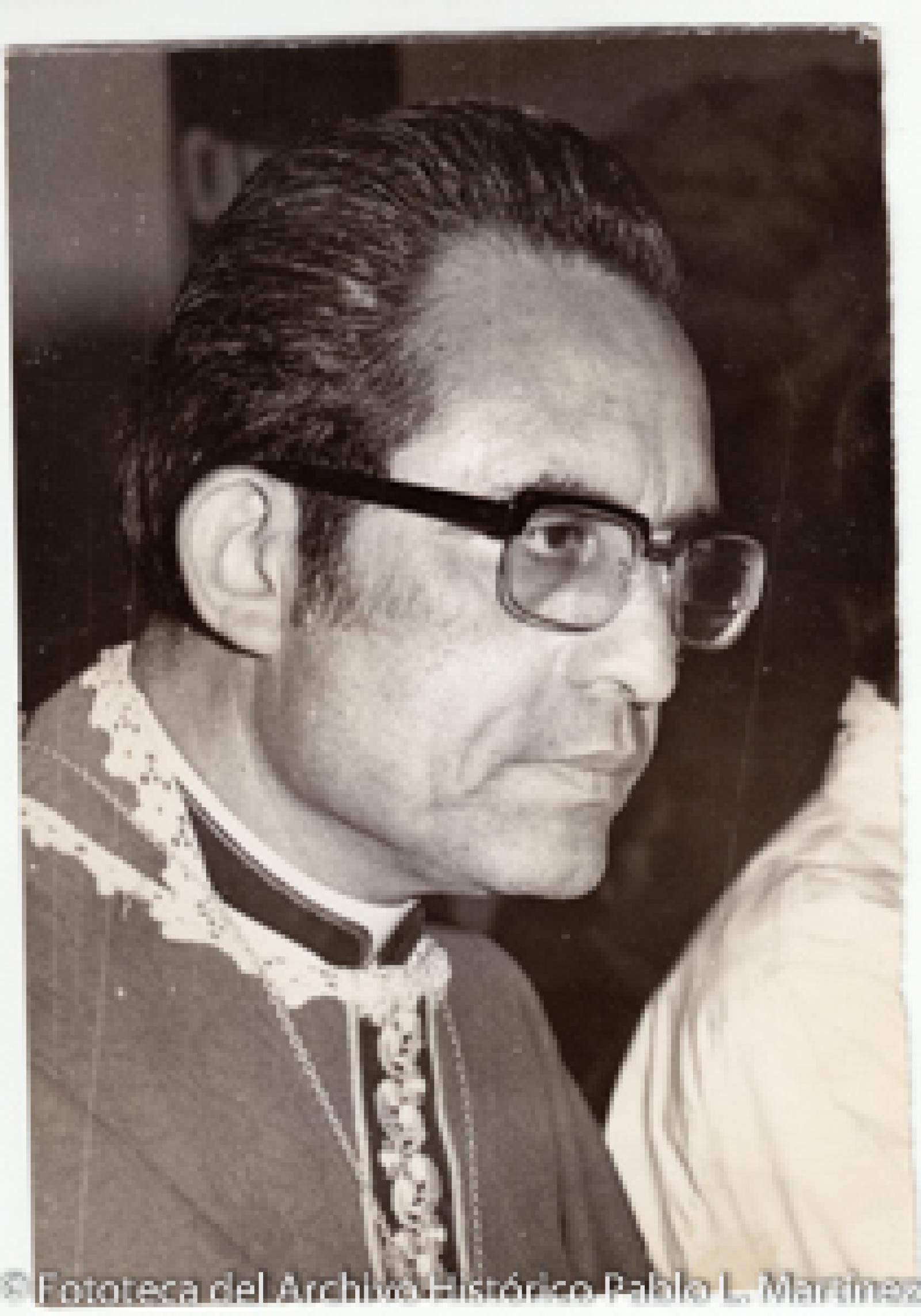 “Monseñor”.