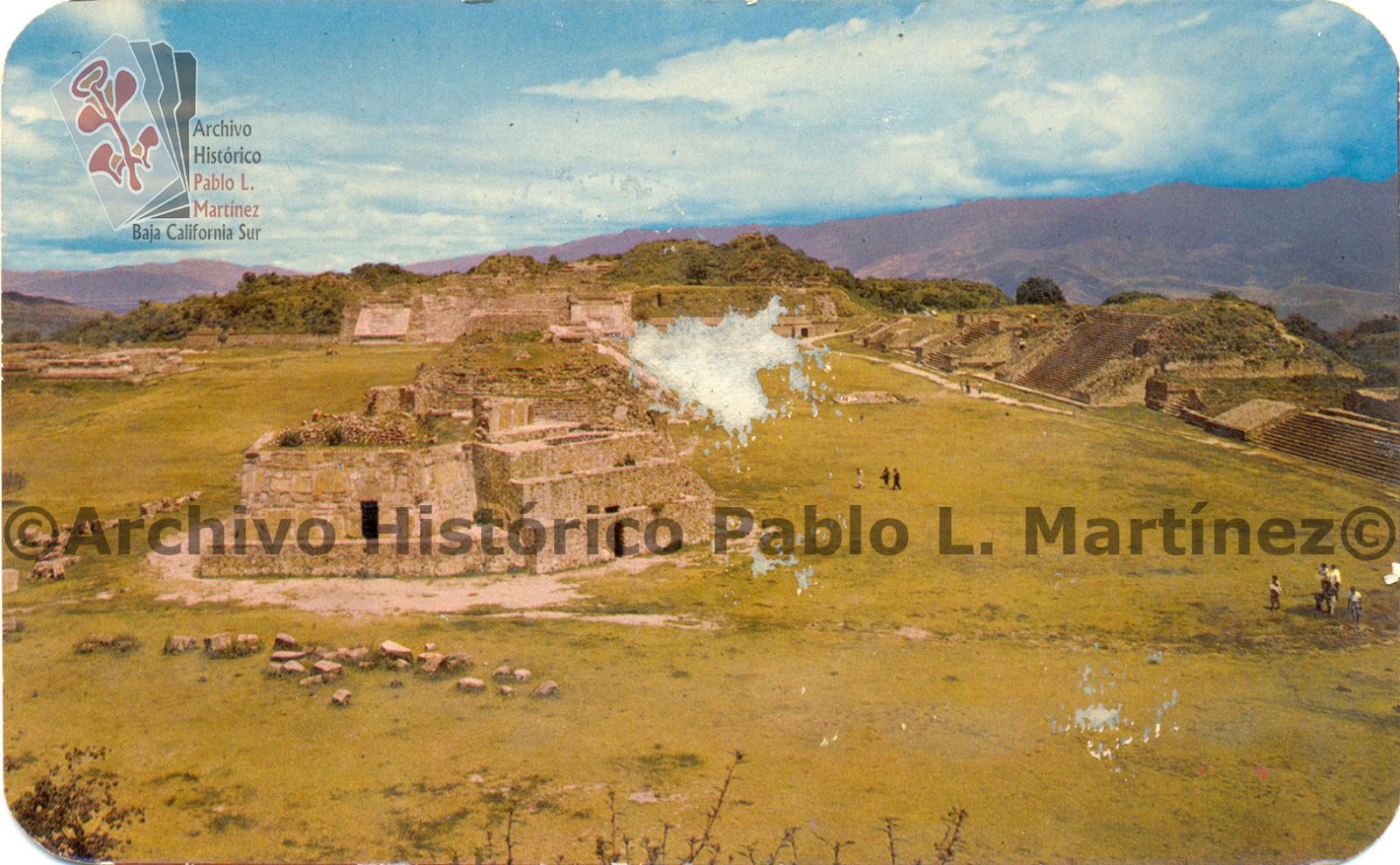 Monte Albán. La Gran Plaza desde la Plataforma Sur, Oaxaca México.