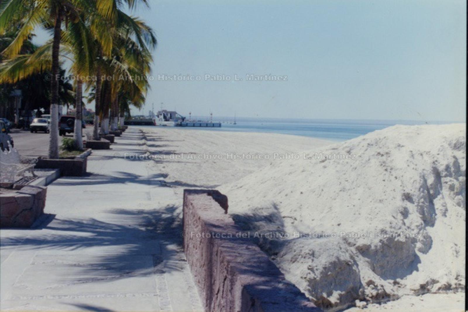 Montículo de arena en el malecón de La Paz.