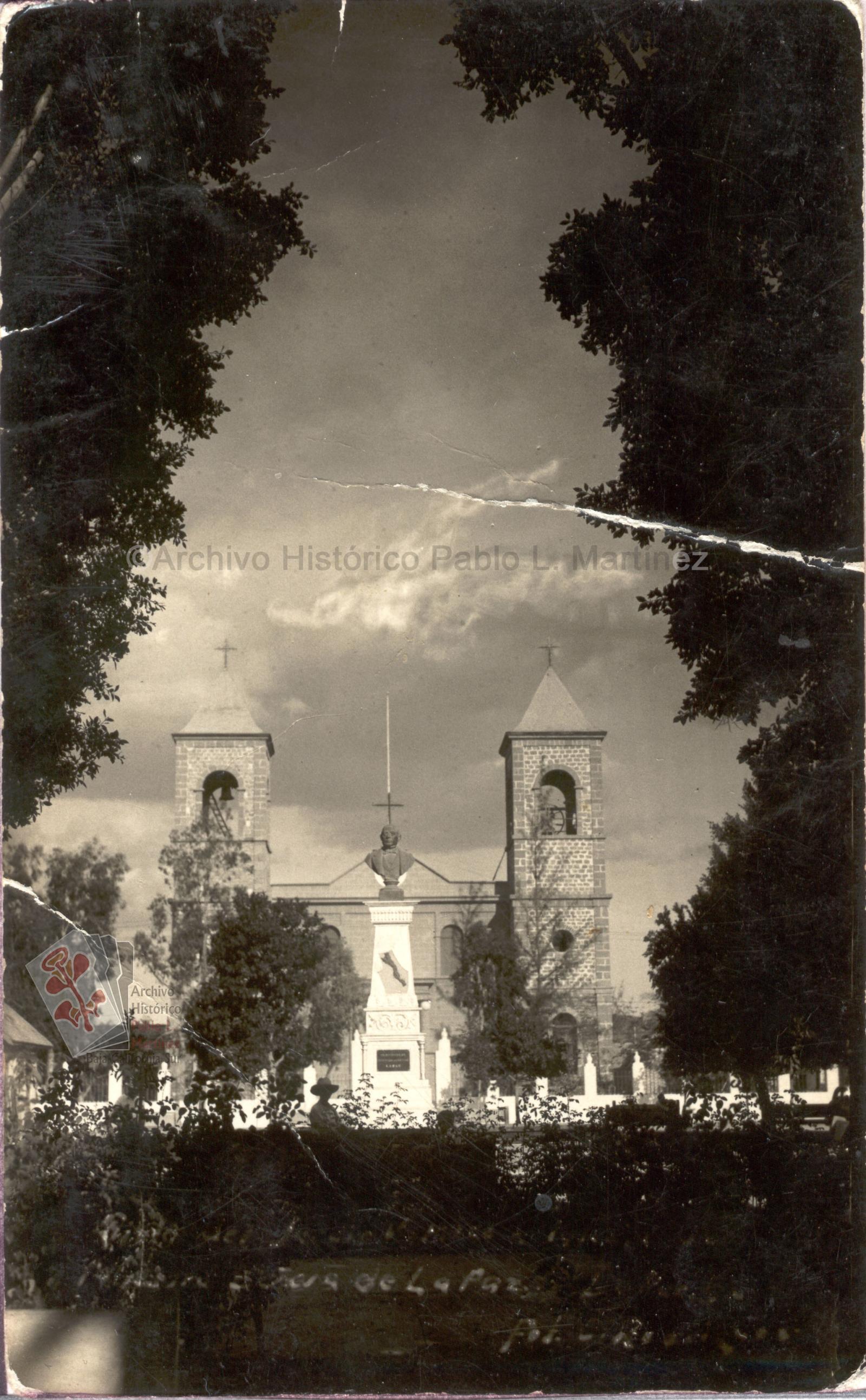 Monumento a Benito Juárez, al fondo la Catedral de Nuestra Señora del Pilar de La Paz.