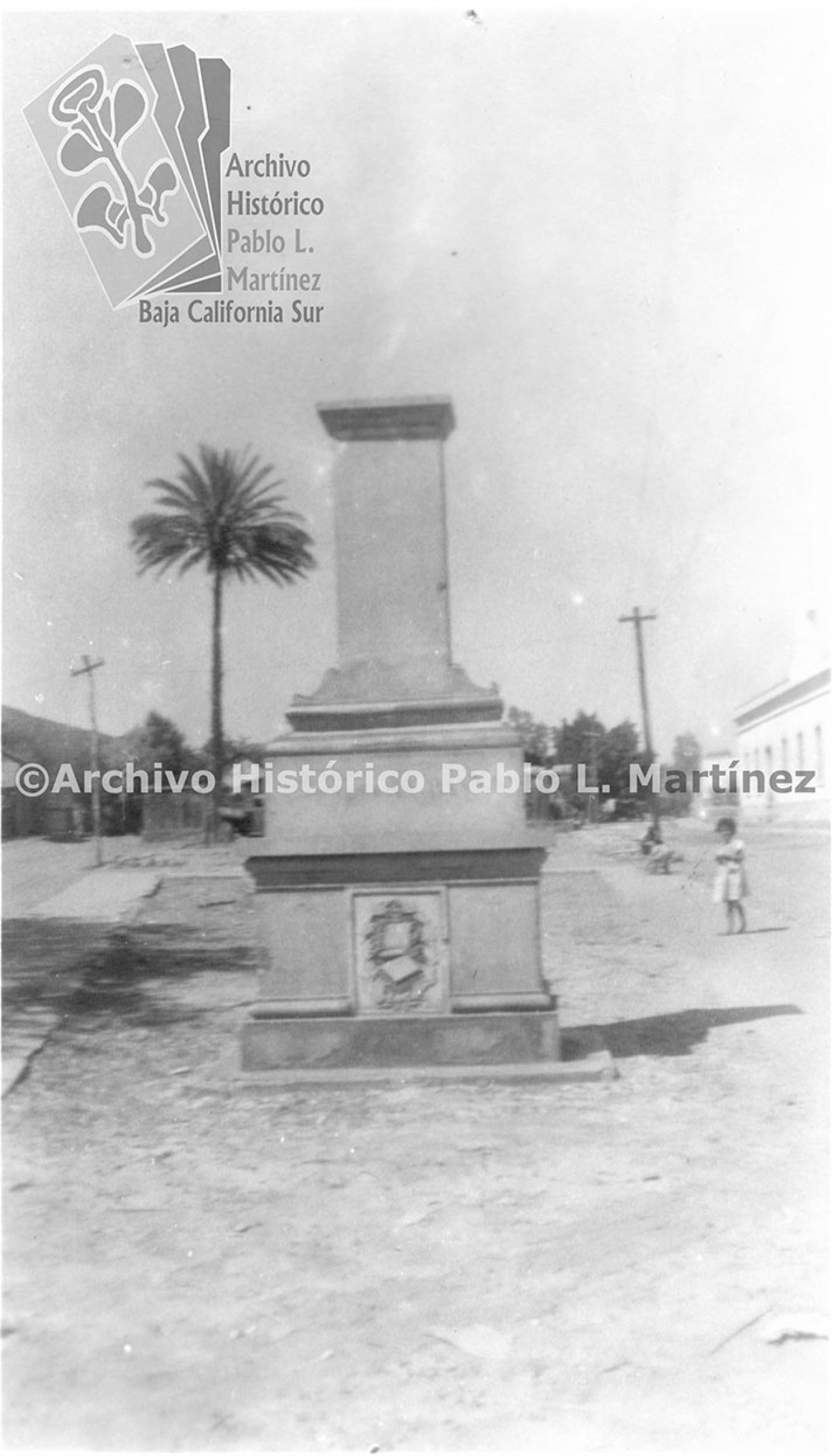 Monumento a Juárez, destruido y sin busto, en Mulegé, Baja California.