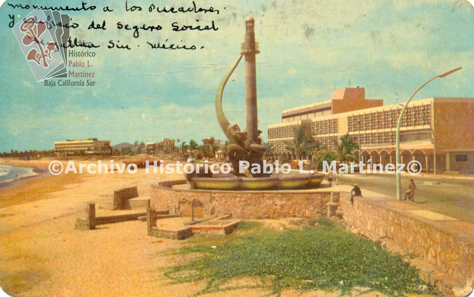 Monumento a los Pescadores y edificio del Seguro Social en Mazatlán, Sinaloa.